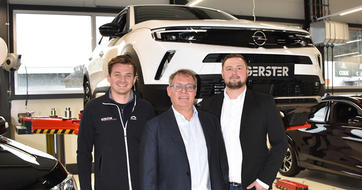 Philipp Gerster (Auto Gerster Vertriebsleiter), Christoph  Gerster (GF Auto Gerster) und René Gasperini (Betriebsleiter Auto Gerster  Koblach) (v. li.)