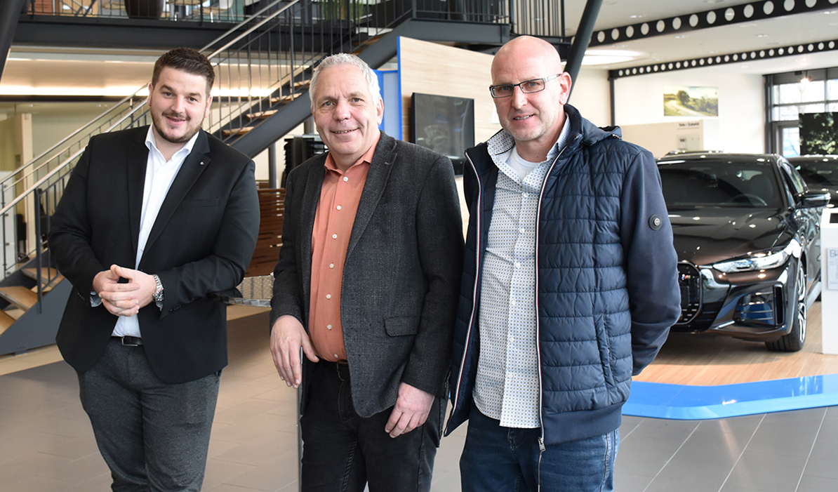 BMW Unterberger Dornbirn: Sebastian Büchel (Verkauf BMW Neuwagen) mit Betriebsleiter Markus Spiegel und Rainer Loacker (Weekend Magazin) (v.li.)