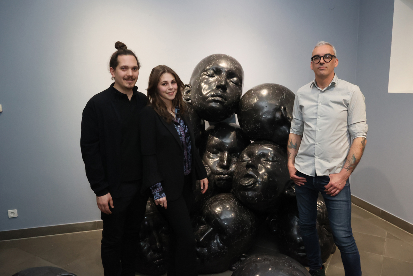 Calvin Mechora, Leonie Hirn und Künstler Samuel Salcedo (v. li.)