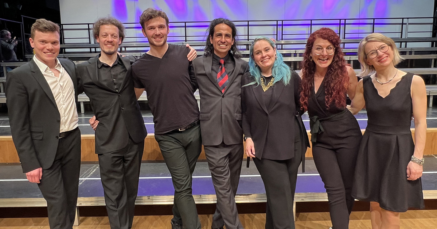 Die Chorleiter:innen: Jakob Peböck, André Sesgör, Benedikt Boll, Andy Icochea Icochea, Tania Reyes Vieda, Victoria Türtscher und Verena Hetke (v. li.).