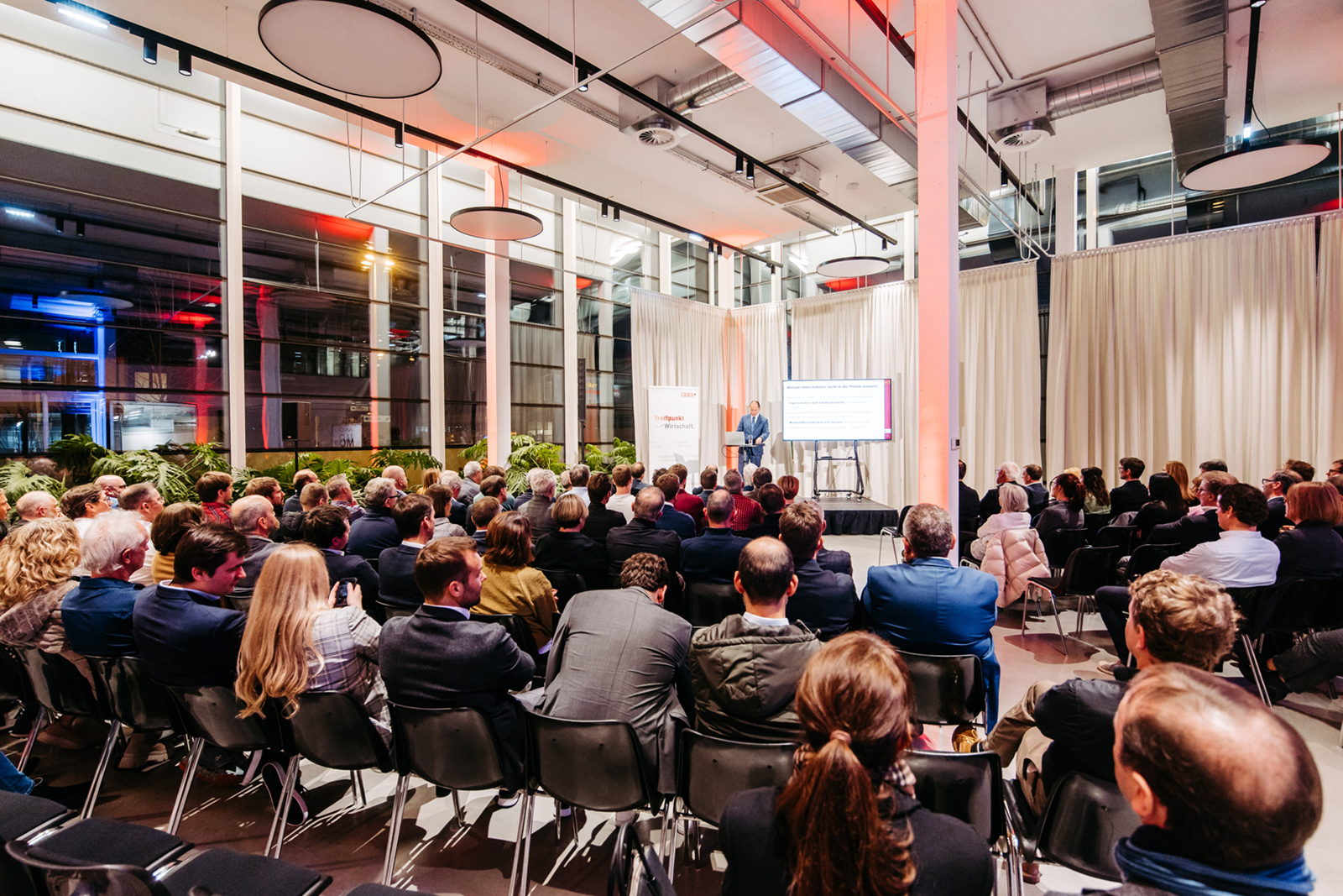 Über 150 Unternehmer:innen kamen zum Treffpunkt  Wirtschaft zum Dorfinstallateur nach Götzis.