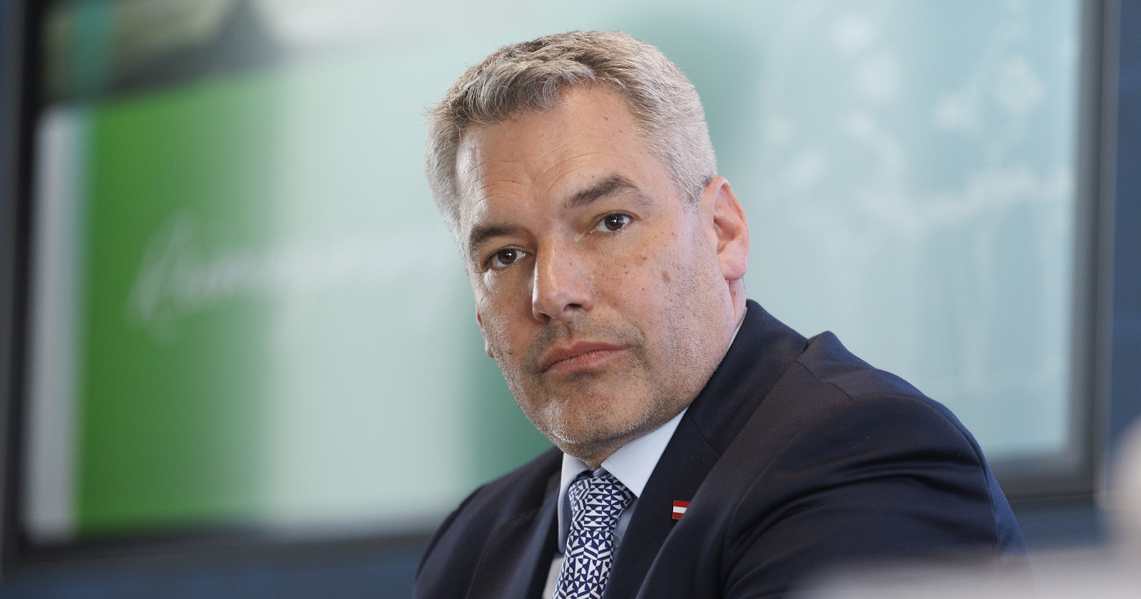 Bundeskanzler Karl Nehammer in Großaufnahme