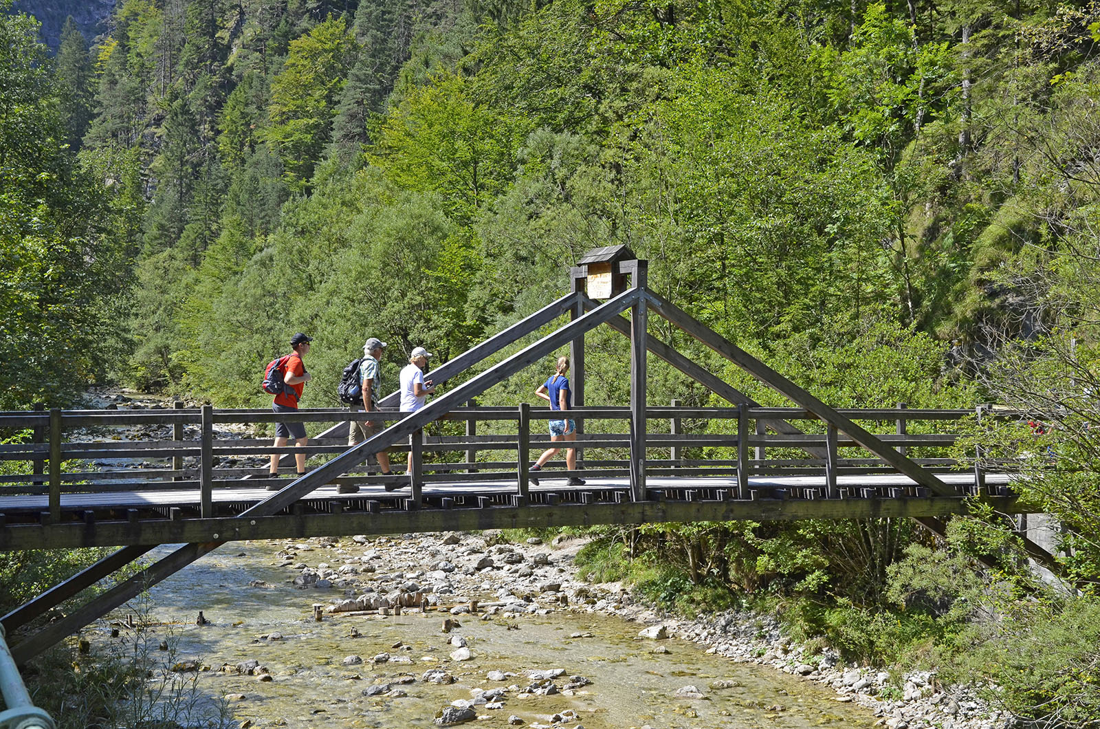 Touristen wandern durch die Ötschergräben | Credit: Willfried Gredler-Oxenbauer / picturedesk.com