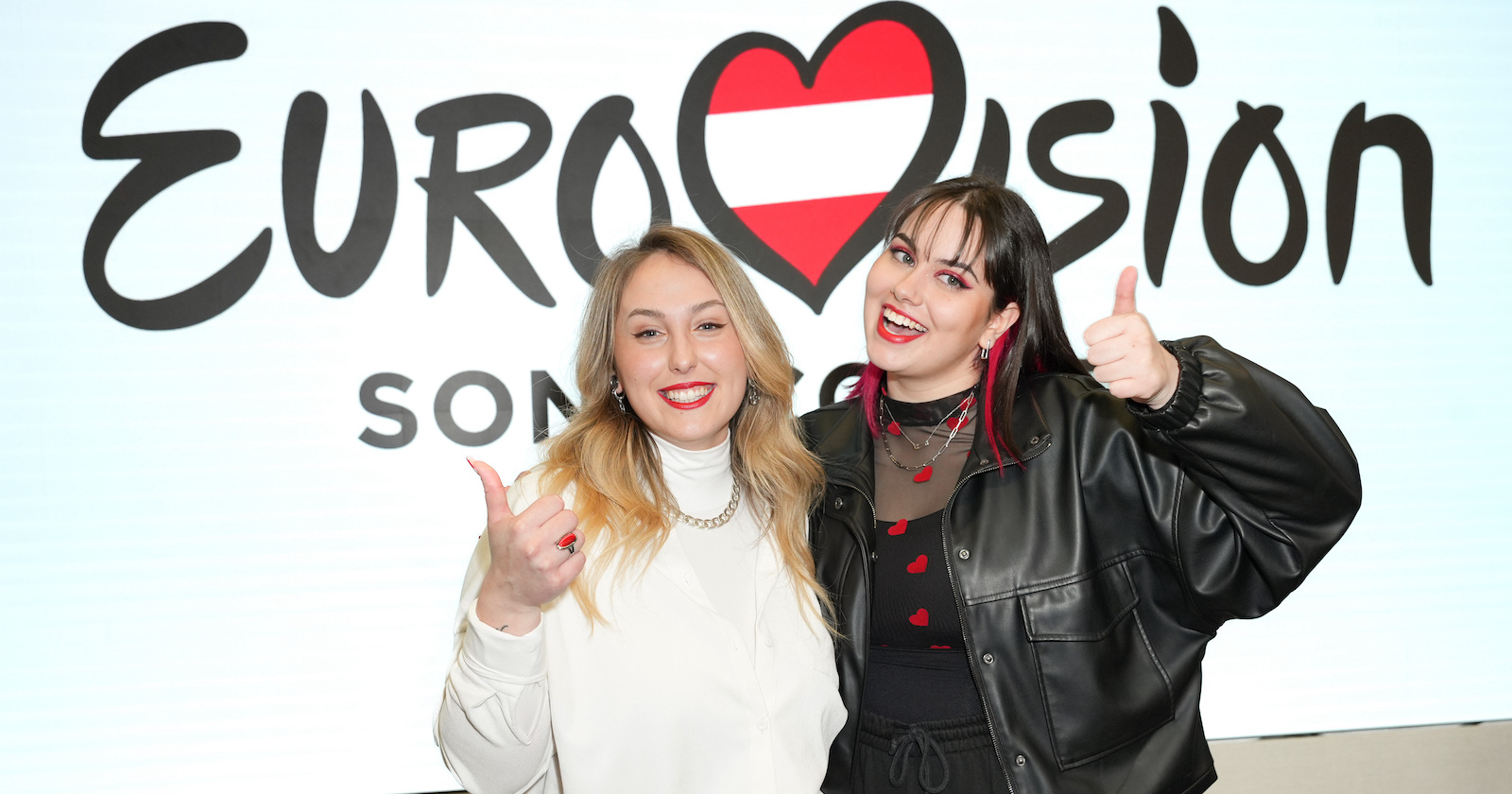 Die Sängerinnen Teya und Salena in schwarzen und weißen Outfit vor dem ESC-Logo | Credit: ORF/Roman Zach-Kiesling
