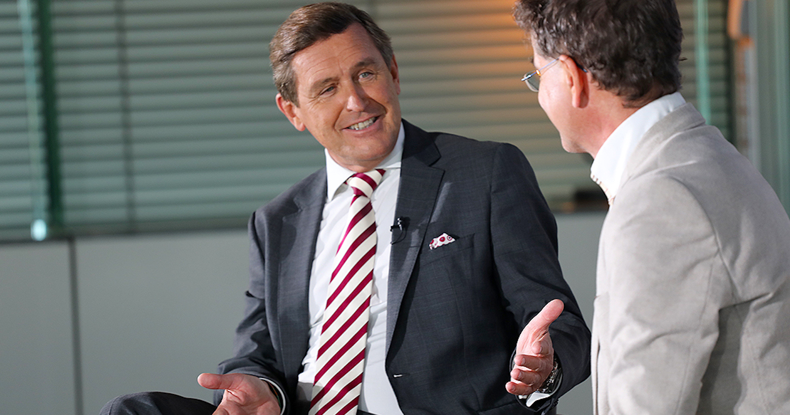 Wirtschaftsstadtrat Peter Hanke  im Anzug und rot-weiß gestreifter Krawatte | Credit: Gula Glangegger