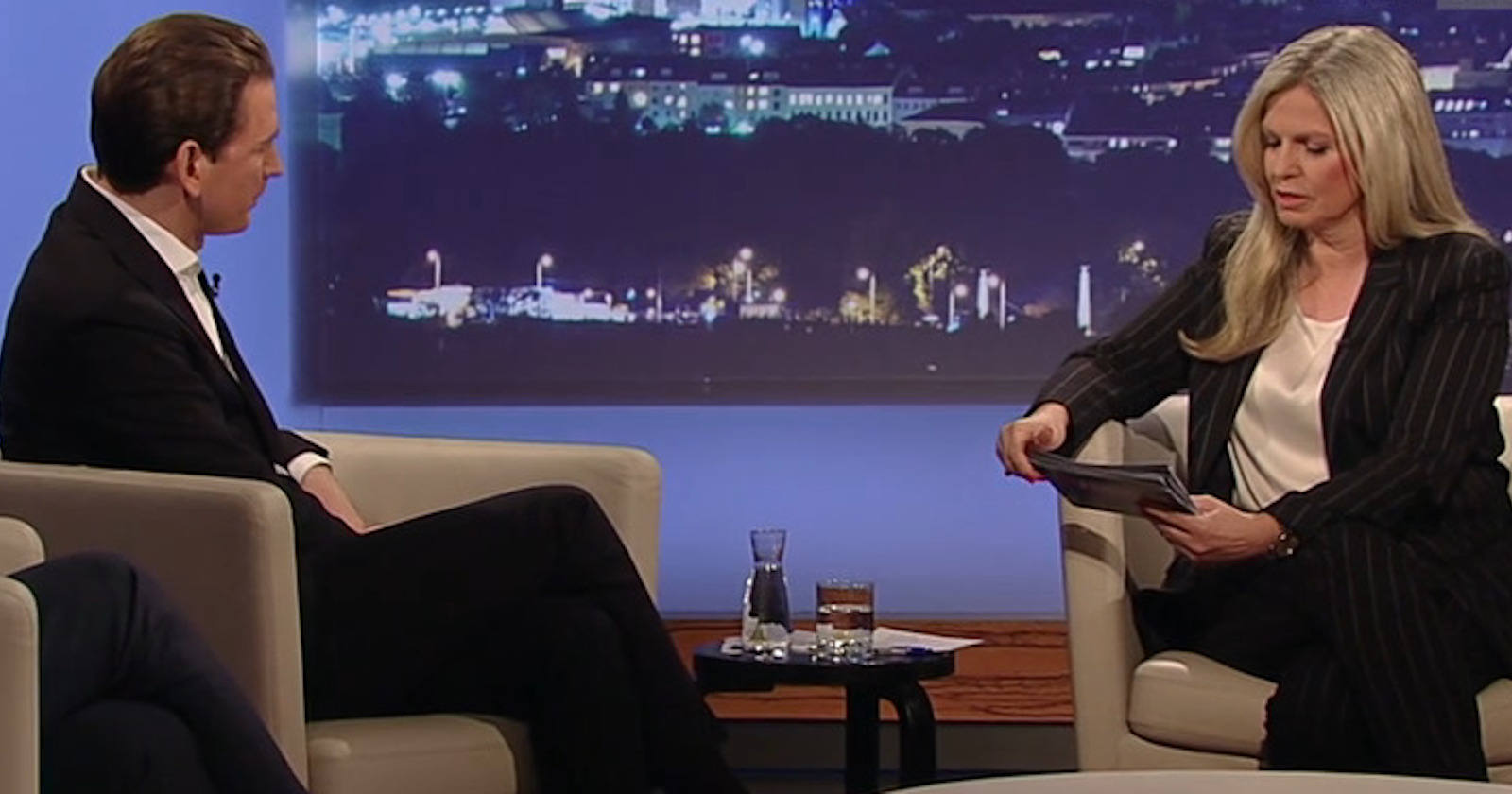 Sebastian Kurz und Claudia Reiterer während der Sendung &quot;Im Zentrum&quot;. Sie sitzen einander schräg gegenüber