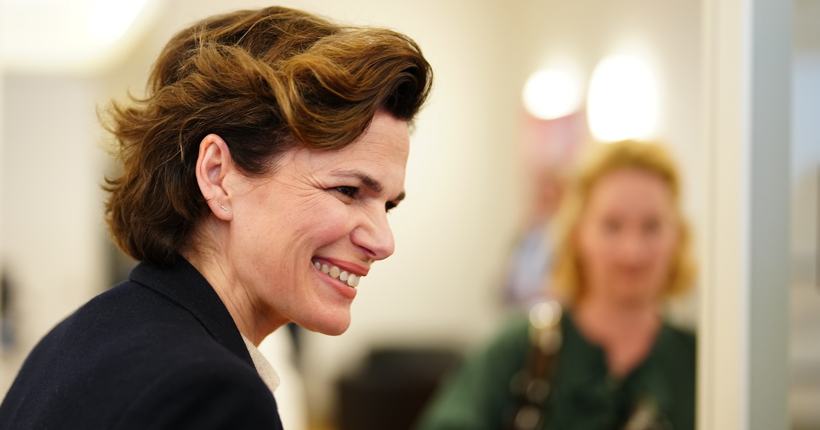 Rendi-Wagner im Halbprofil. Sie unterhält sich und lacht