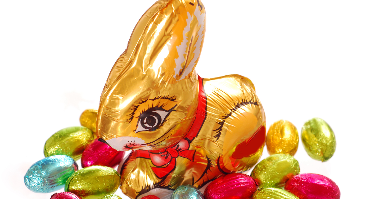 Osternest mit Schoko-Osterhasen und bunten Schokoeiern | Credit: iStock.com/TeresaKasprzycka