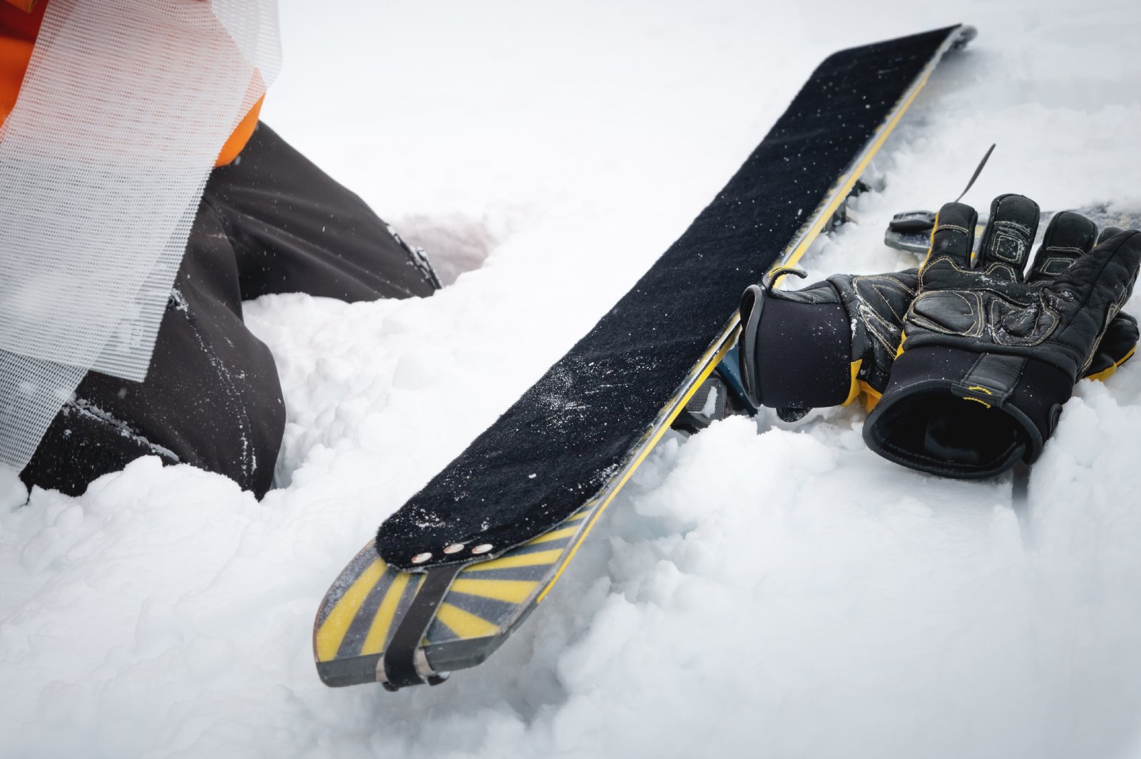 Ski und Handschuhe liegen im Schnee | Credit: iStock.com/yanik88