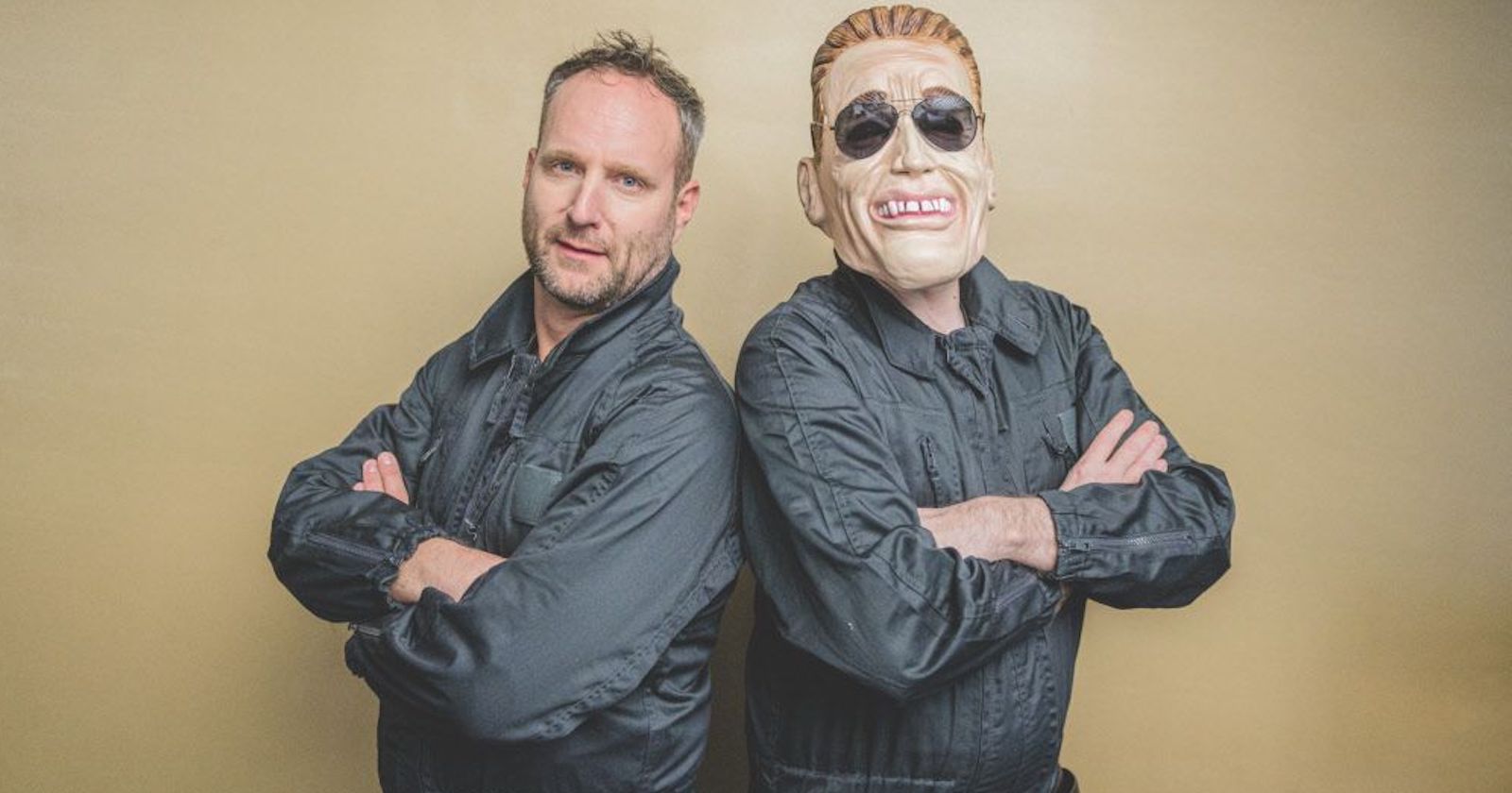 Matthias Strolz und ein Mann mit übergroßer Maske