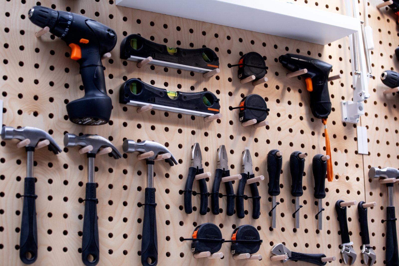 Werkzeug hängt an der Wand | Credit: iStock.com/stefanamer