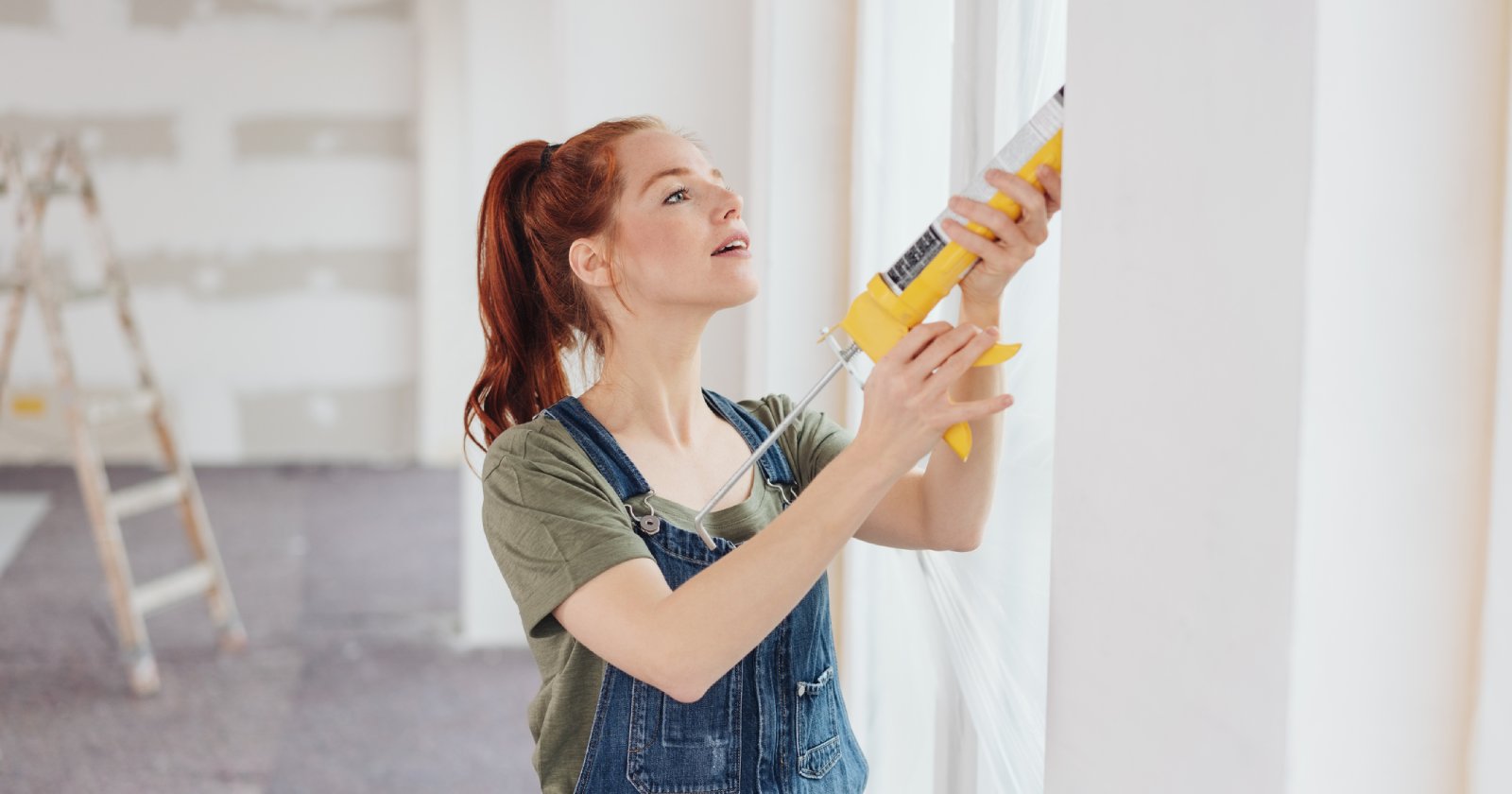 Frau arbeitet an einer Wand | Credit: iStock.com/stockfour