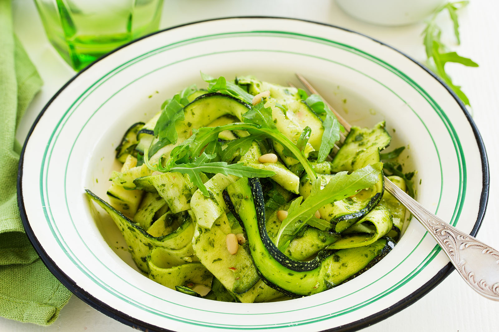 Zucchini-Salat mit Rucola | Credit: iStock.com/Lesyy