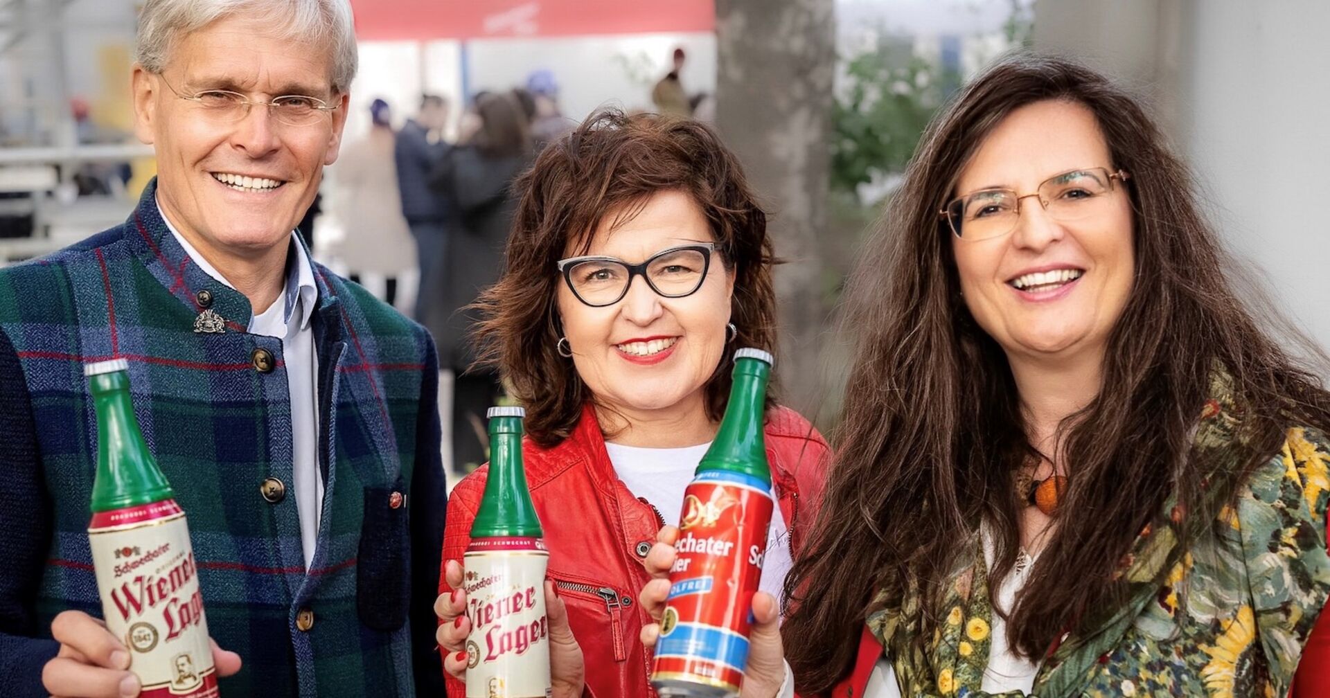Braumeister und zwei Frauen stoßen mit Bier an | Credit: VOGUS