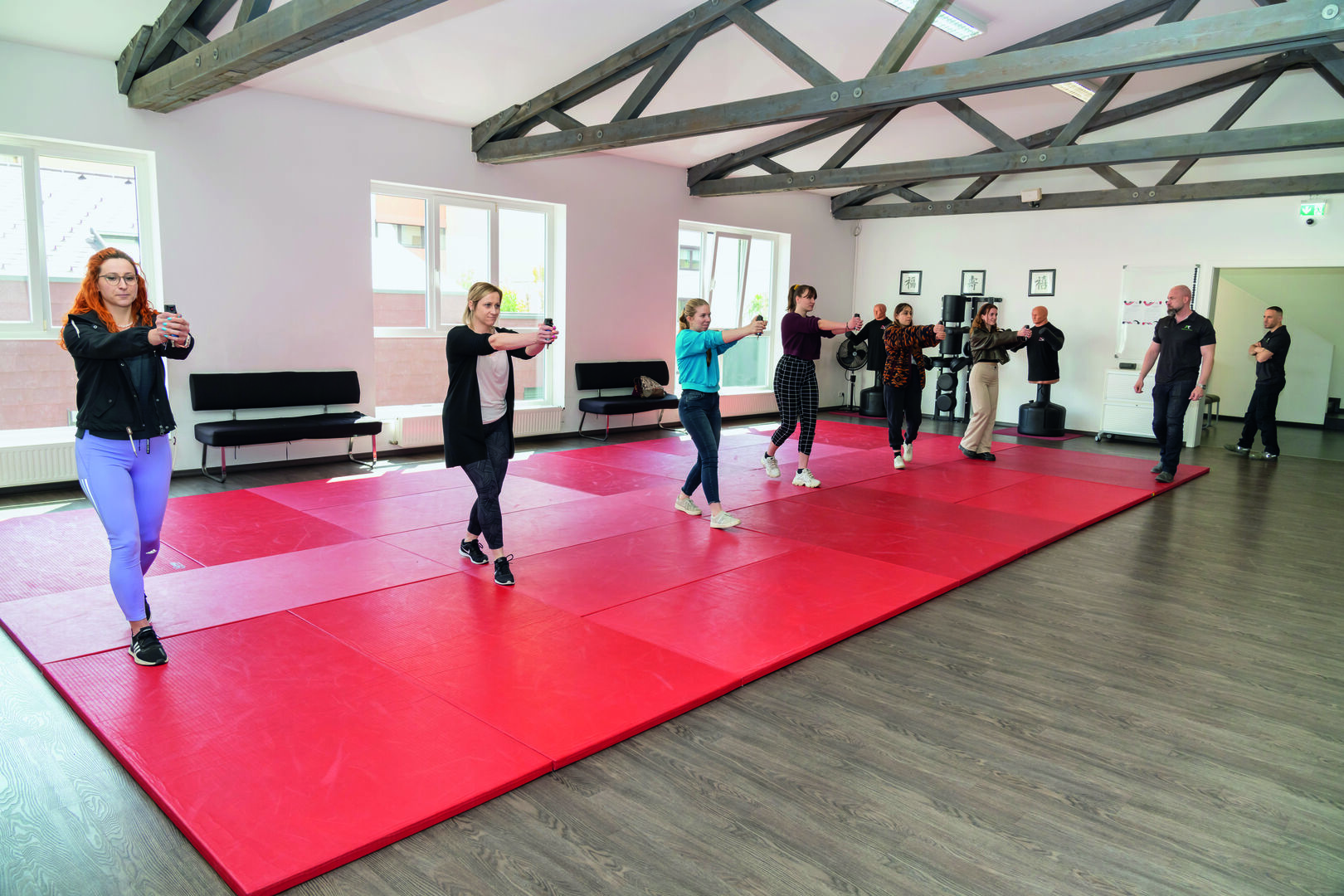 Frauen beim Selbstverteidigungskurs in Graz