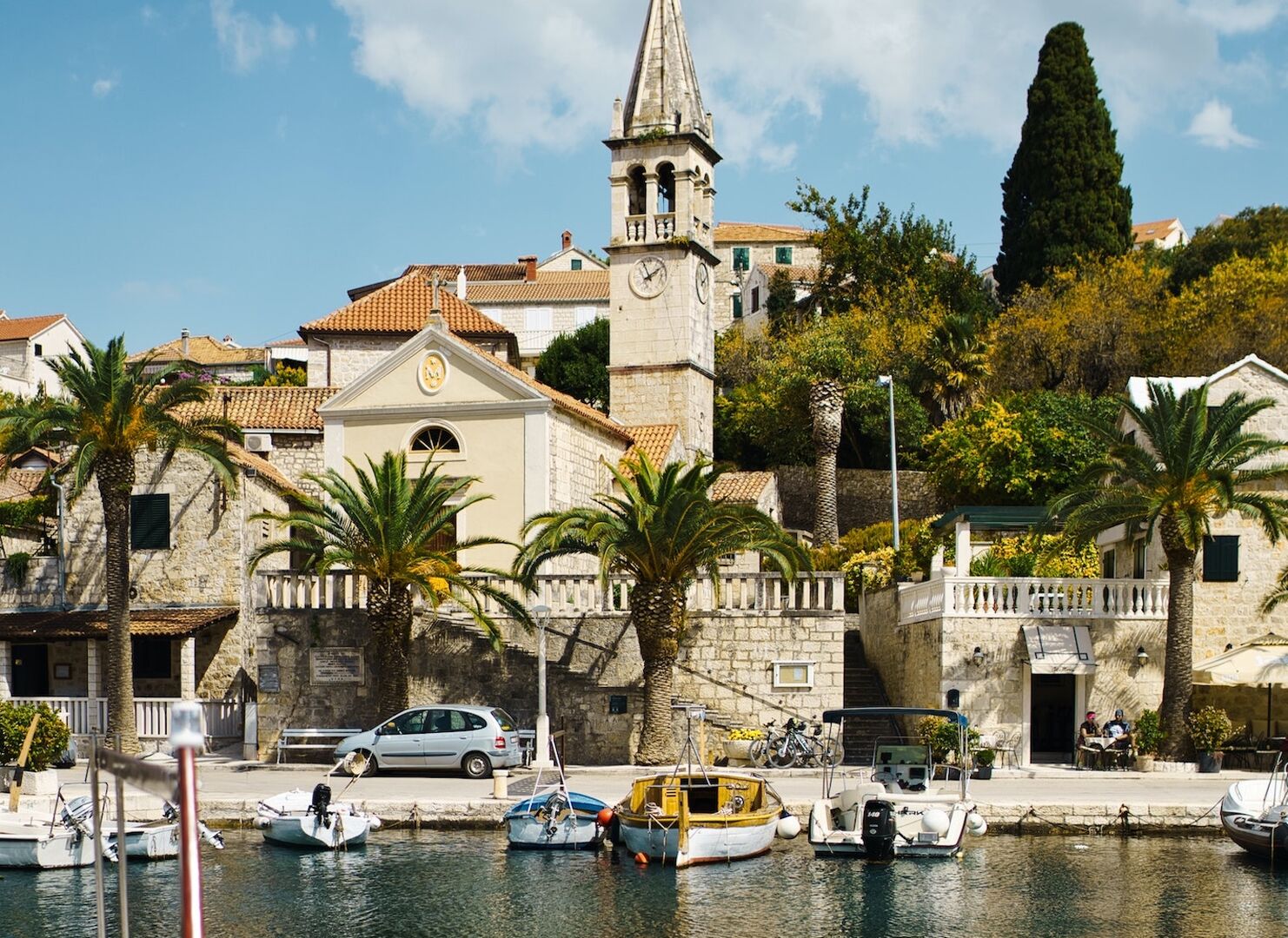 Kirche und Häuser in Splitska.