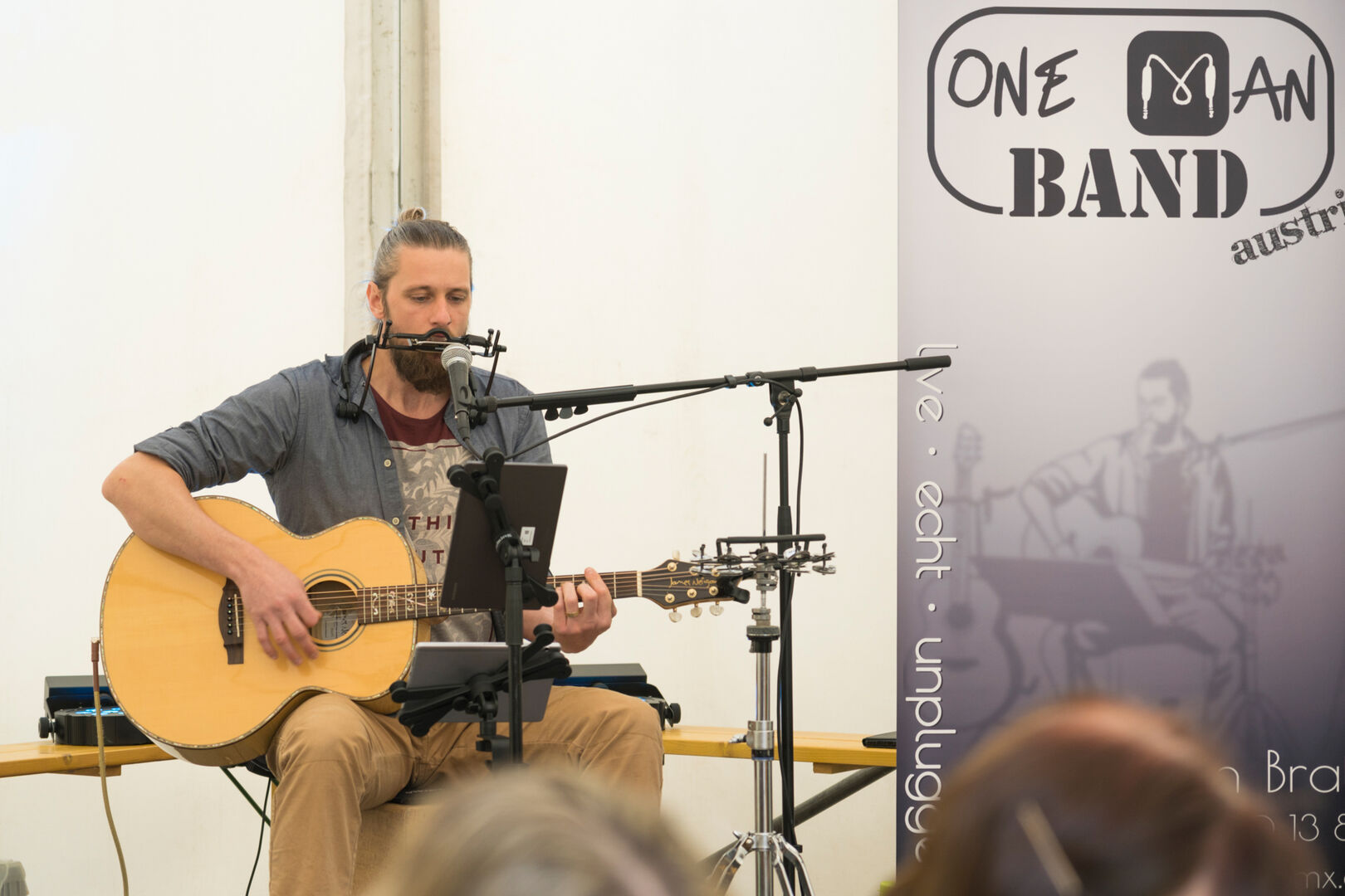 Mann spielt auf Gitarre und singt dazu