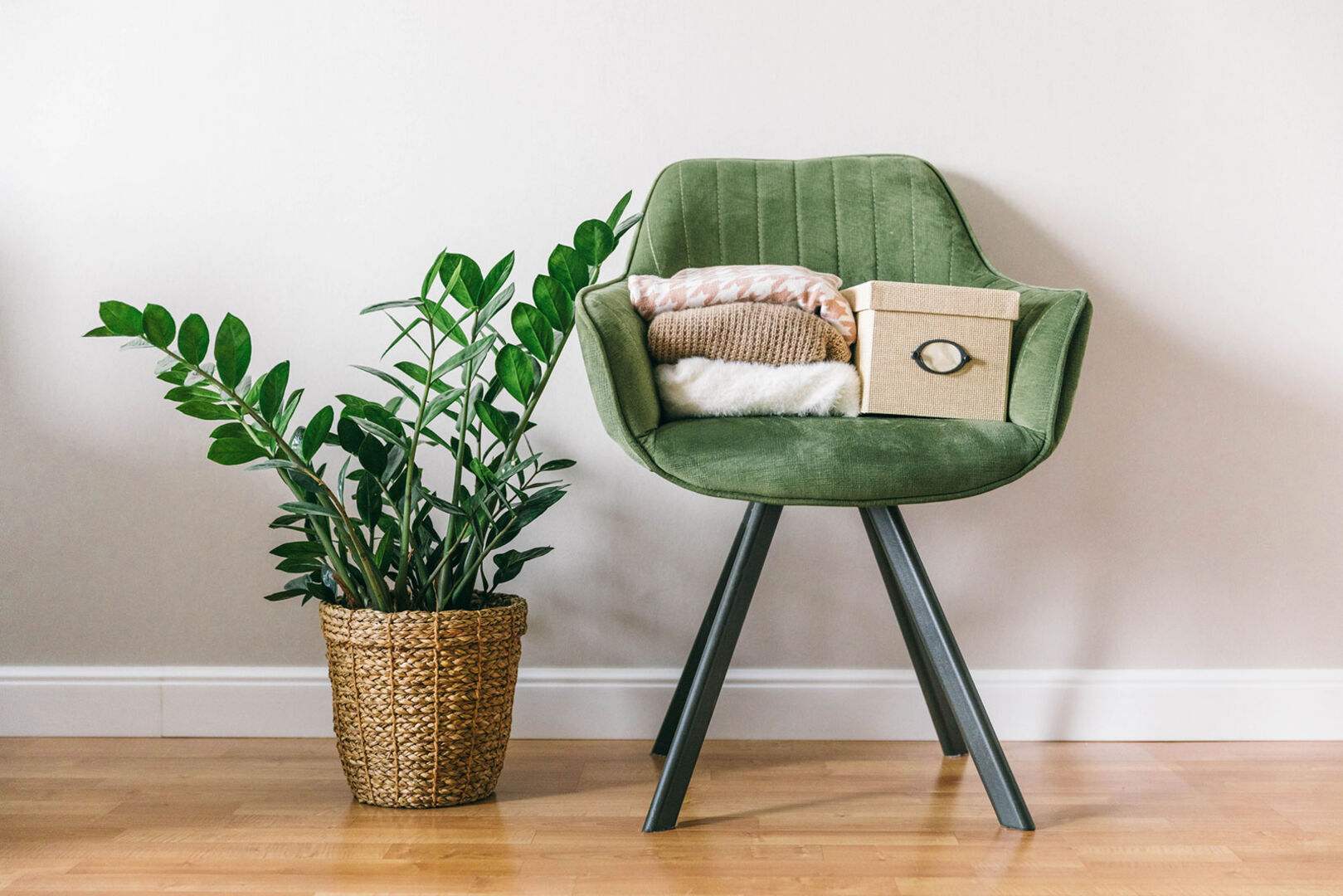 Grüner Sessel aus Samt | Credit: iStock.com/Polina Strelkova
