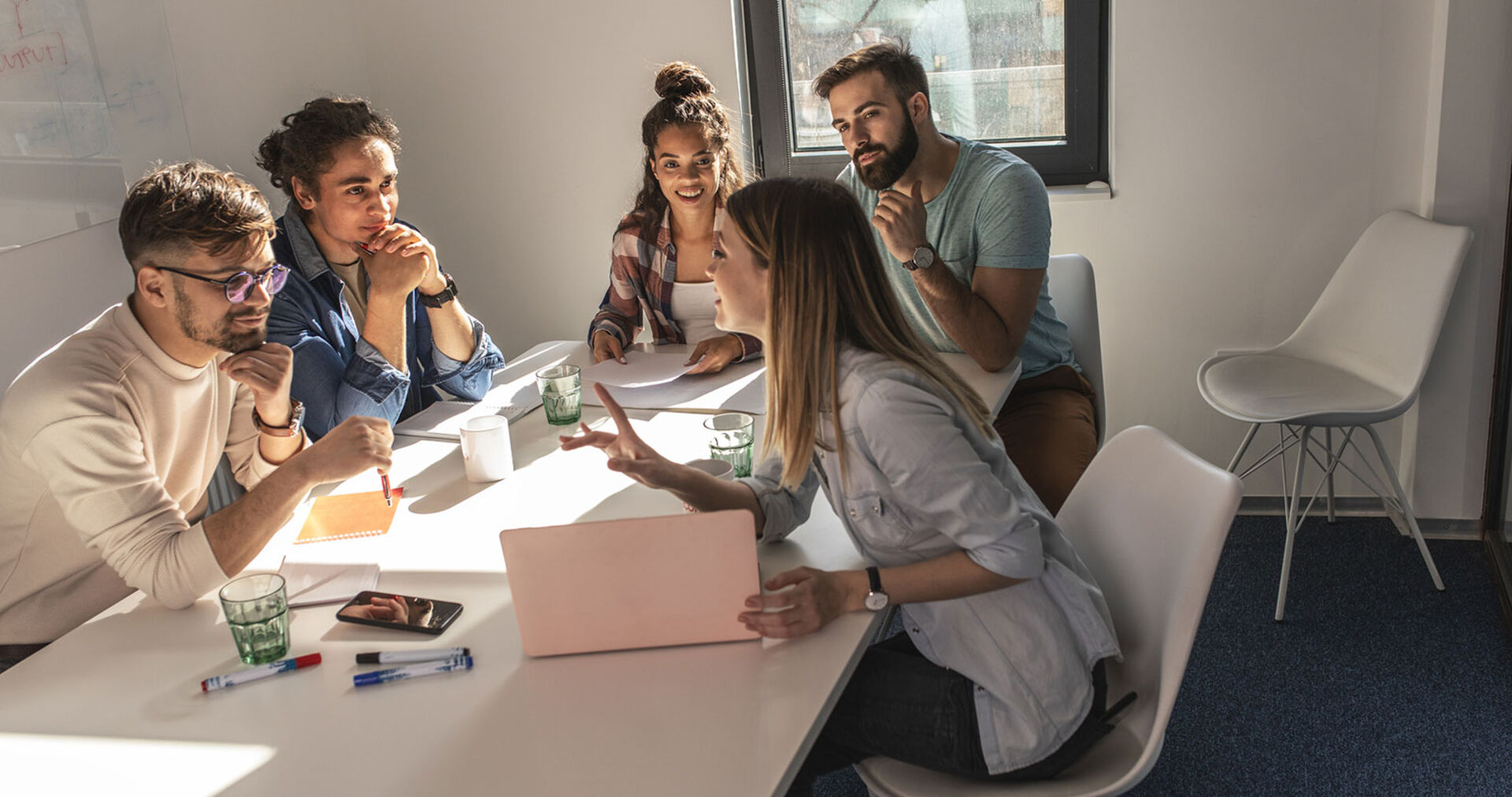 Junge Frauen und Männer beim Brainstorming | Credit: iStock.com/BalanceFormcreative