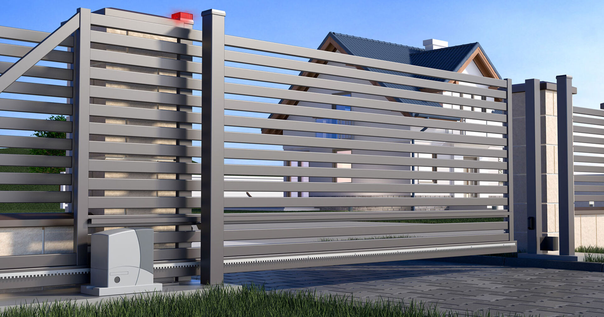 Zaun und Tor aus Metall in Grau, das Blick auf das dahinterliegende Haus freigibt | Credit: iStock.com/KangeStudio