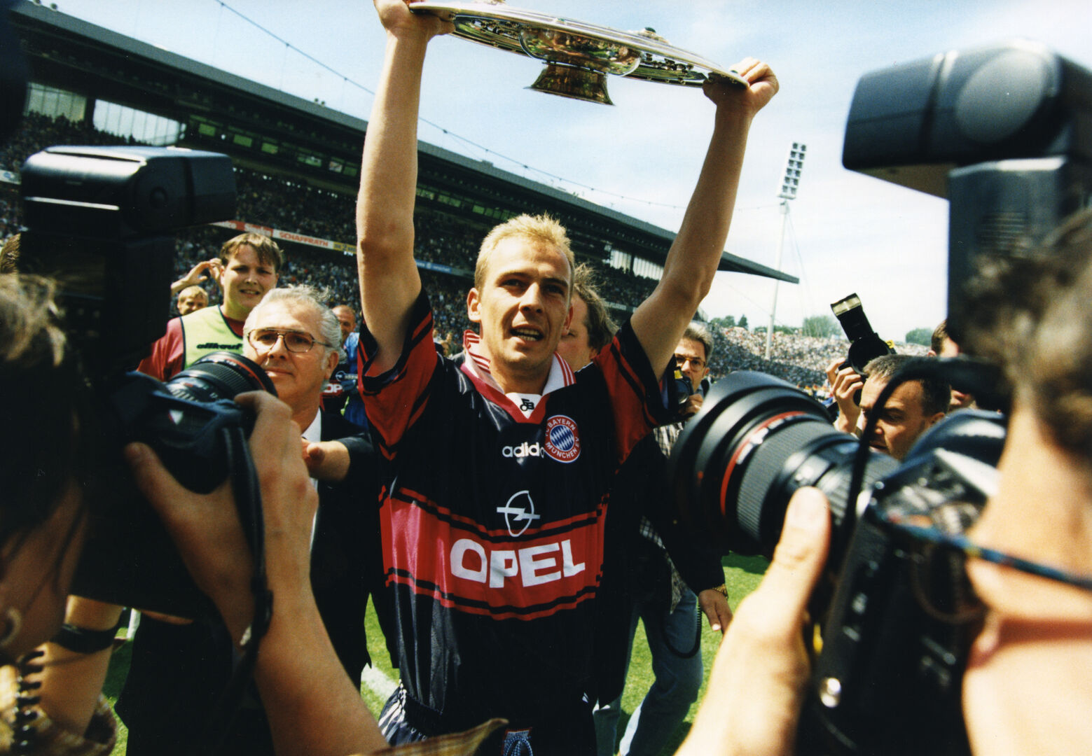 Mario Basler, der im Dress des FC Bayern München die DFB-Meisterschale in die Höhe streckt