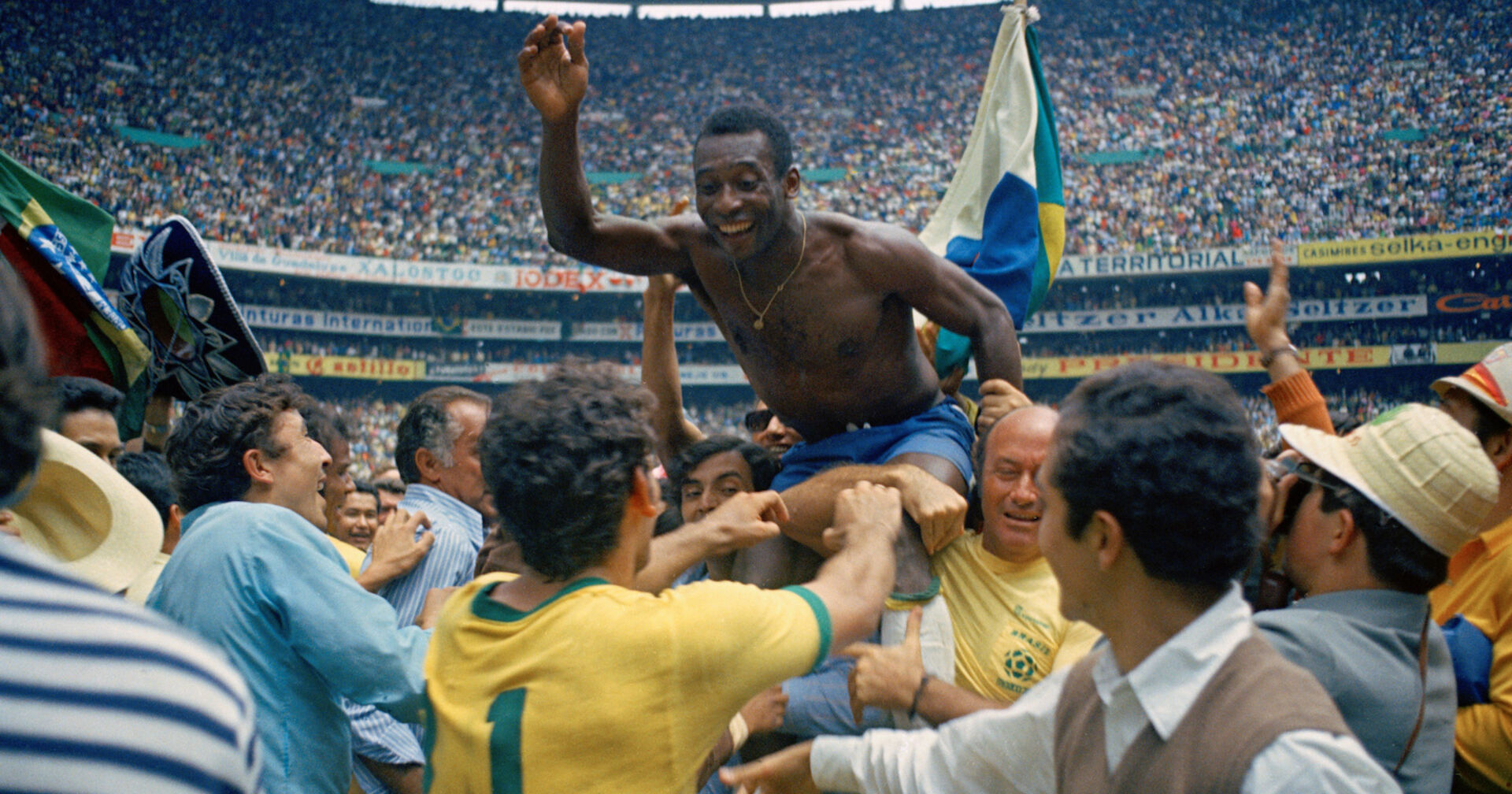 Pelé wird als junger Fußballer bejubelt.