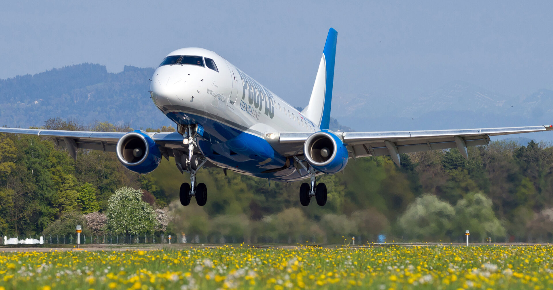 PEOPLE'S – EXPERIENCE THE DIFFERENCE