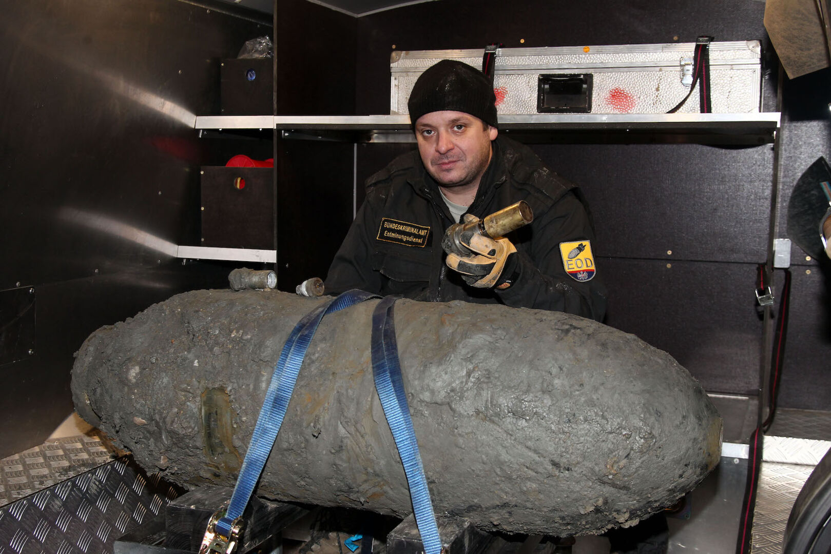 Polizist mit einer großen Fliegerbombe, die in Salzburg 2011 gefunden wurde.