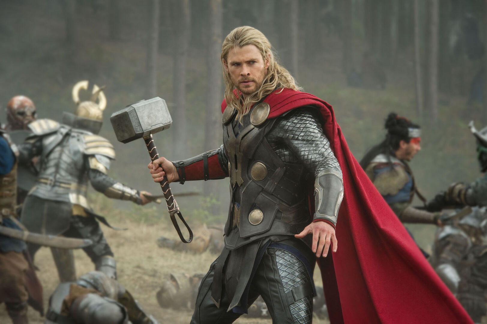 Chris Hemsworth mit Hammer als Thor.