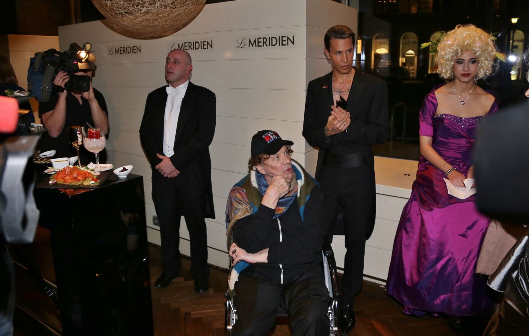 Helmut Berger im Rollstuhl mit Florian Weiss.