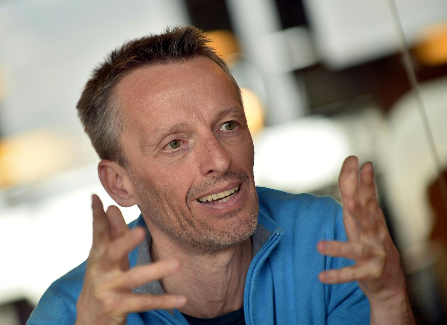 Georg Spatt in einem Gespräch.