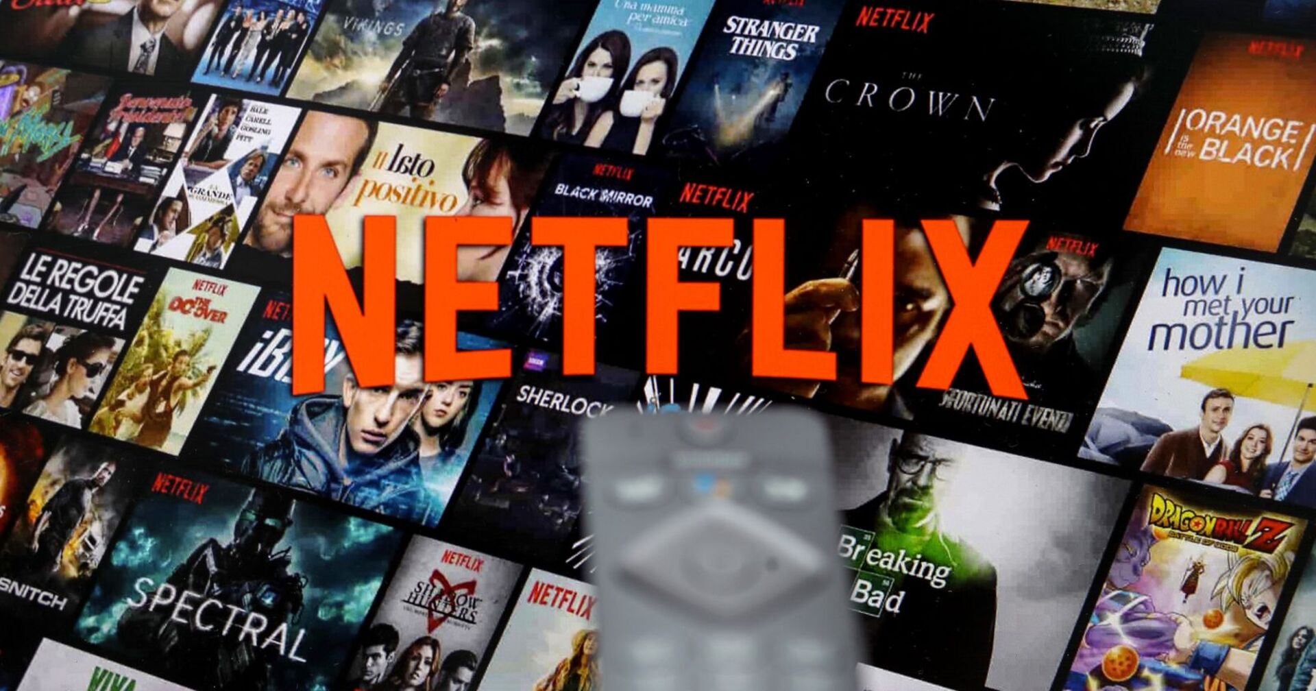 Netflix-Schriftzug mit vielen Filmen im Hintergrund.