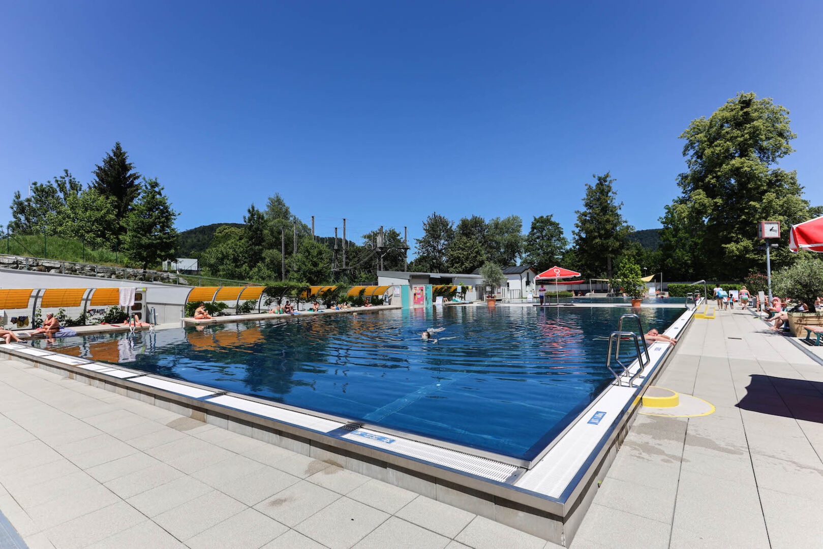 Schwimmbecken im Aya Bad in Salzburg