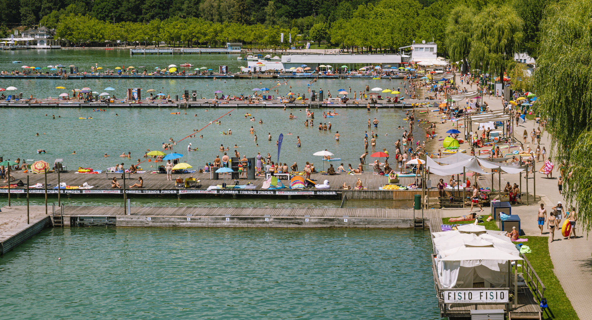 Das Strandbad Klagenfurt direkt am Wörthersee aus der Vogelperspektive.