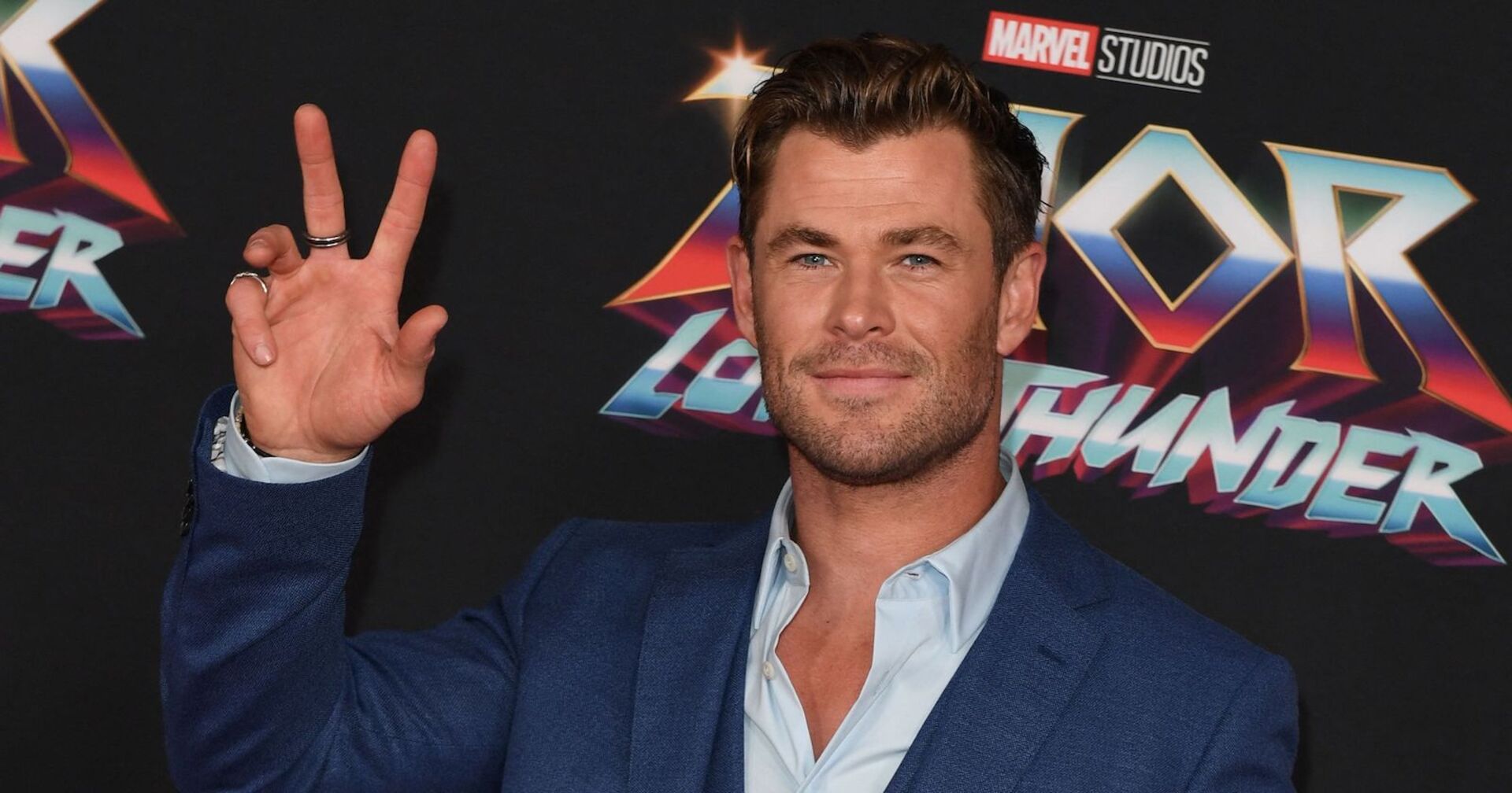 Chris Hemsworth zeigt das Victory-Zeichen mit zwei Fingern.