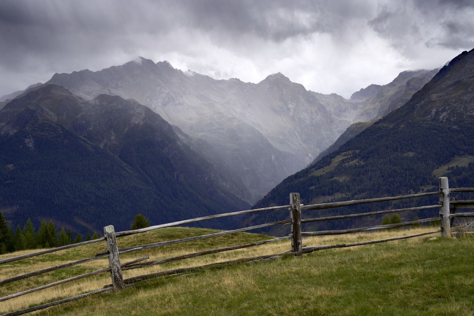 Wolkenbruch über den Bergen
