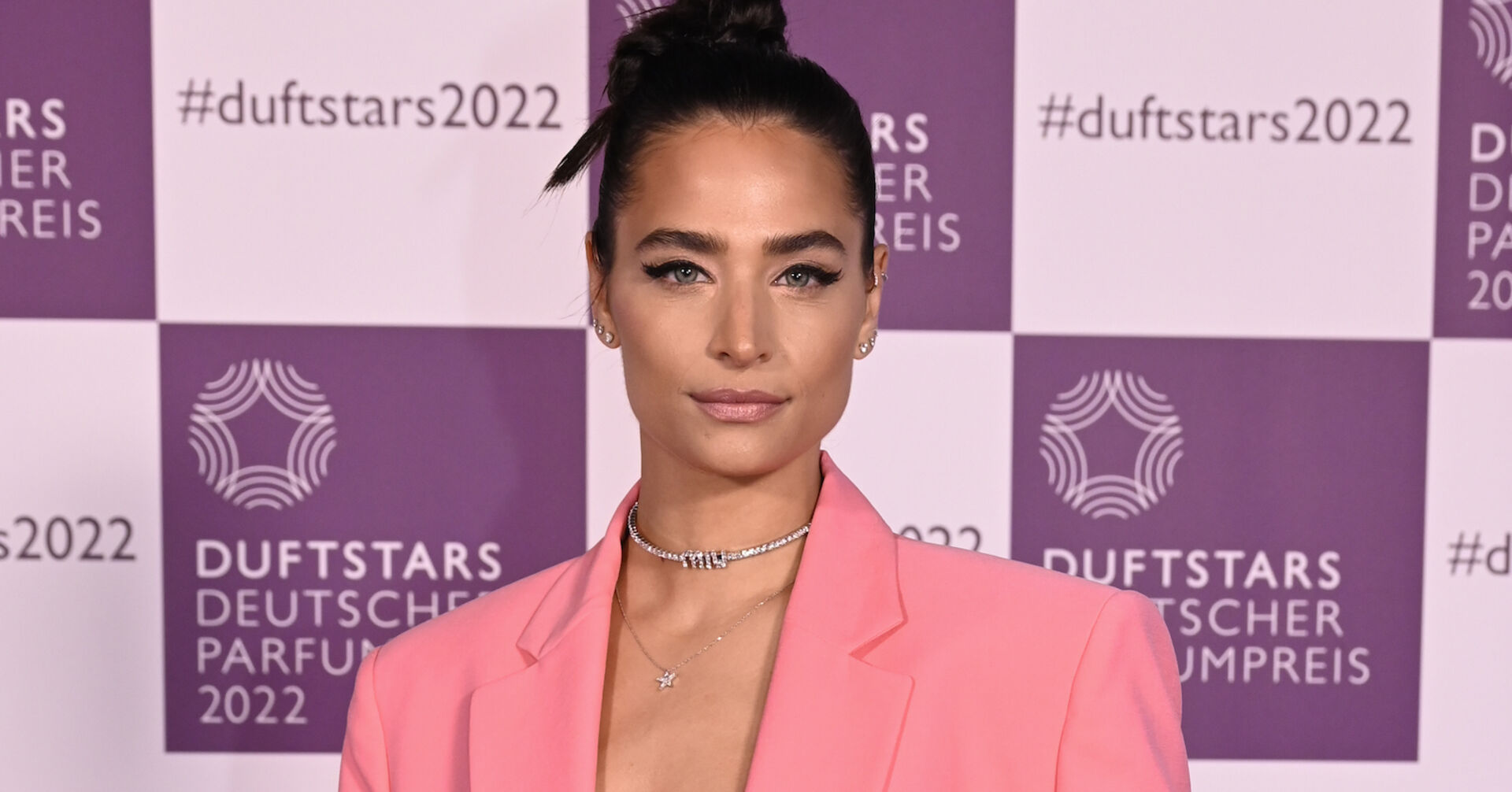 Amira Aly in rosa Sakko