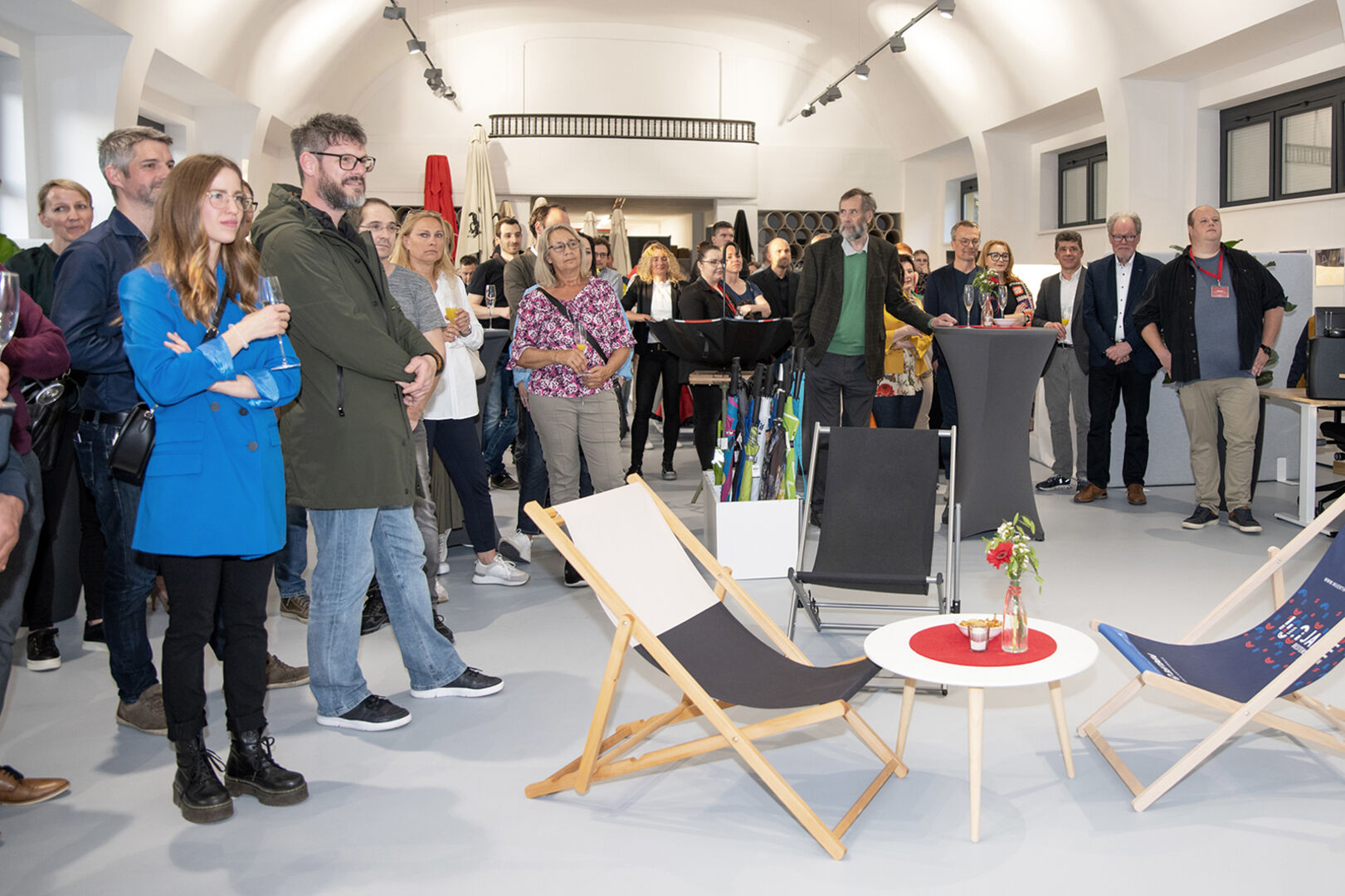 Über 100 Gäste folgten der Einladung in den neuen Firmensitz.