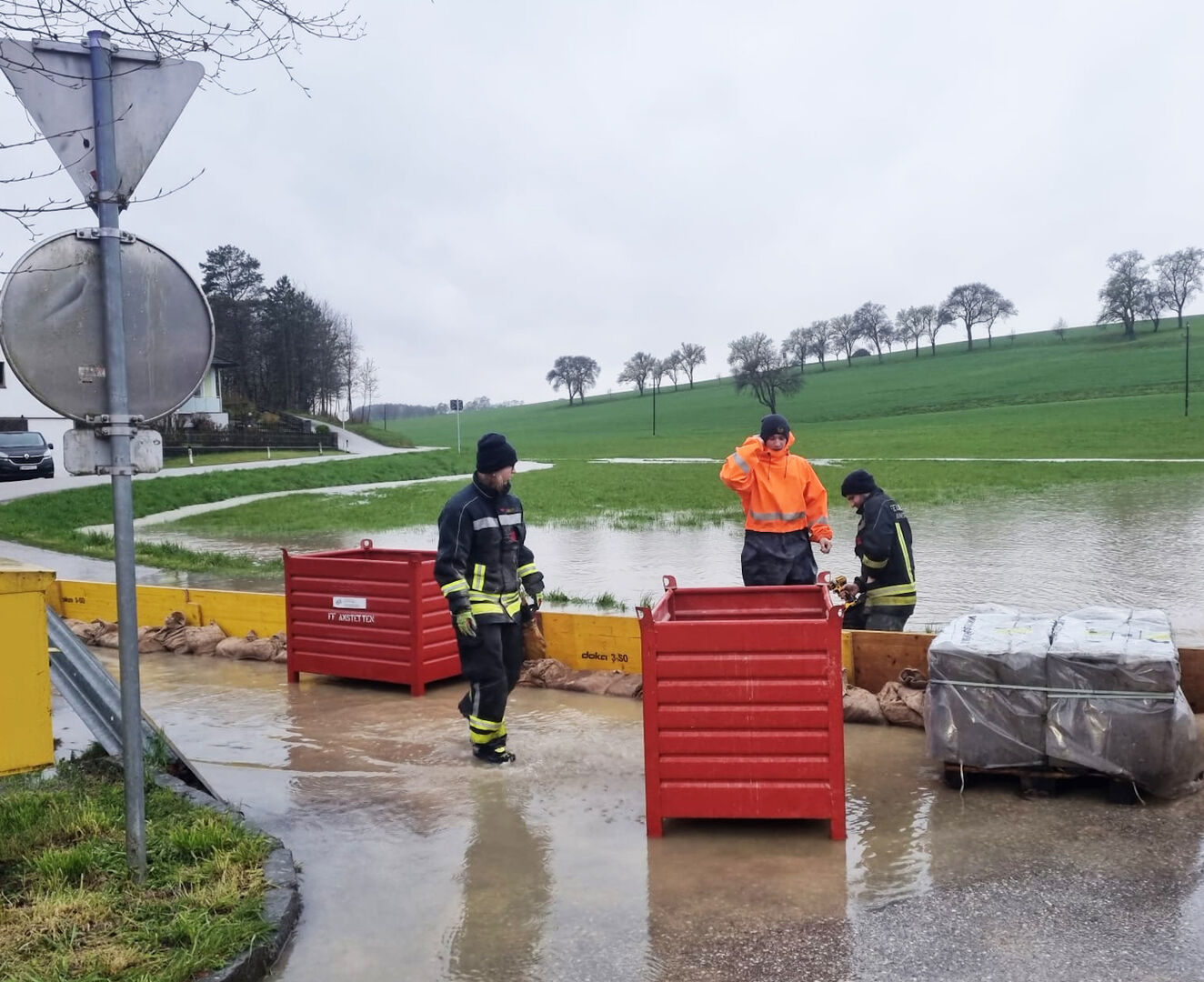 Einsatzkräfte bei einer überschwemmten Wiese