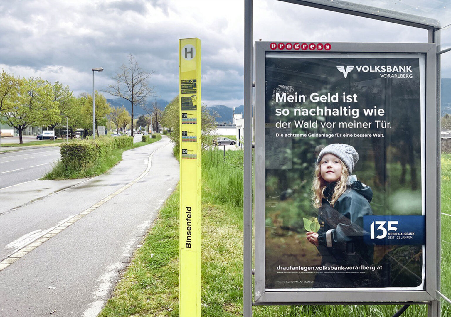 Motiv „Mein Geld ist so nachhaltig wie … der Wald vor meiner Tür“ der Nachhaltigkeitskampagne 2023 der Volksbank Vorarlberg.