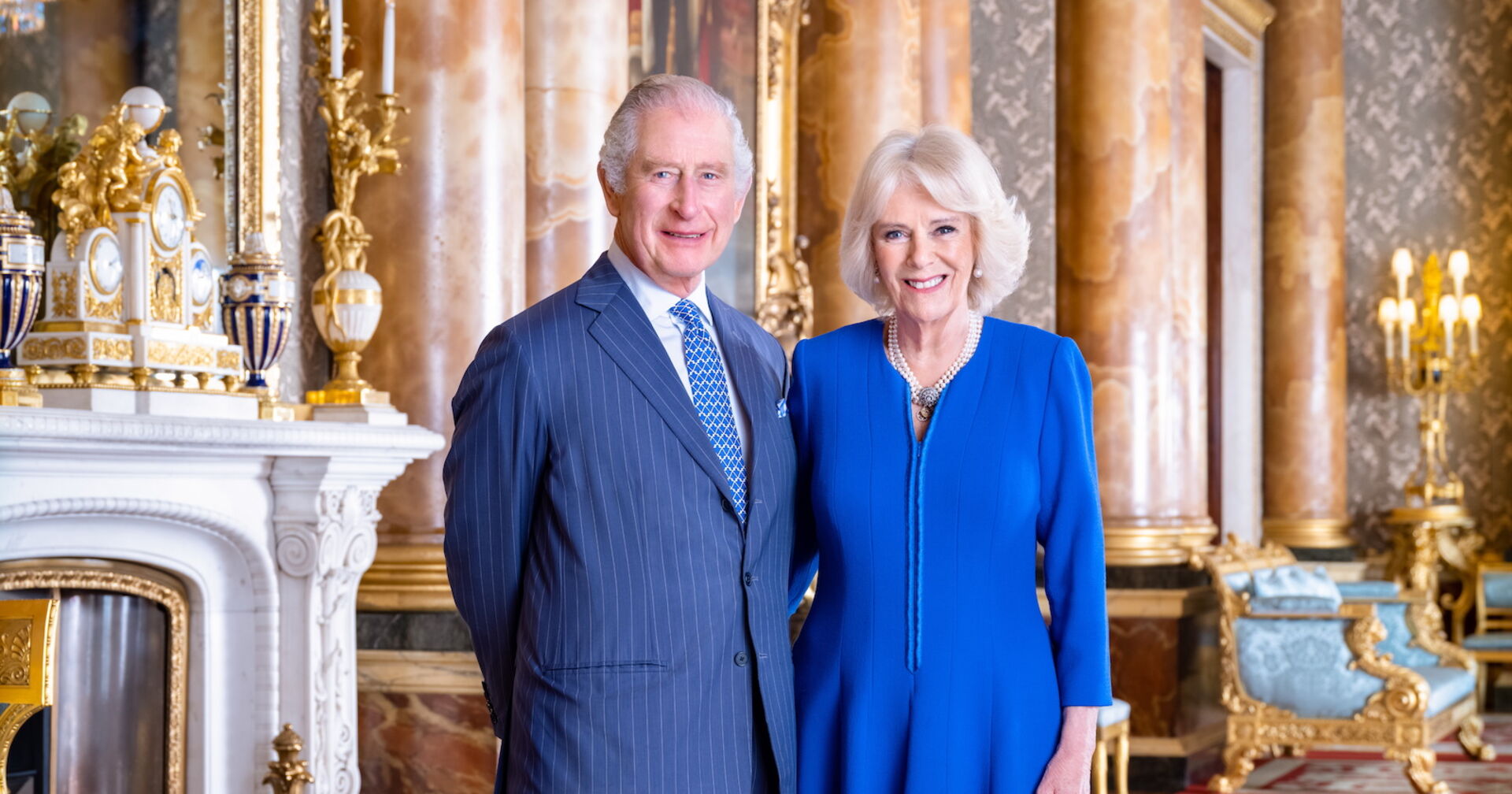 König Charles III. und Königsgemahlin Camilla in blauen Kleidern.