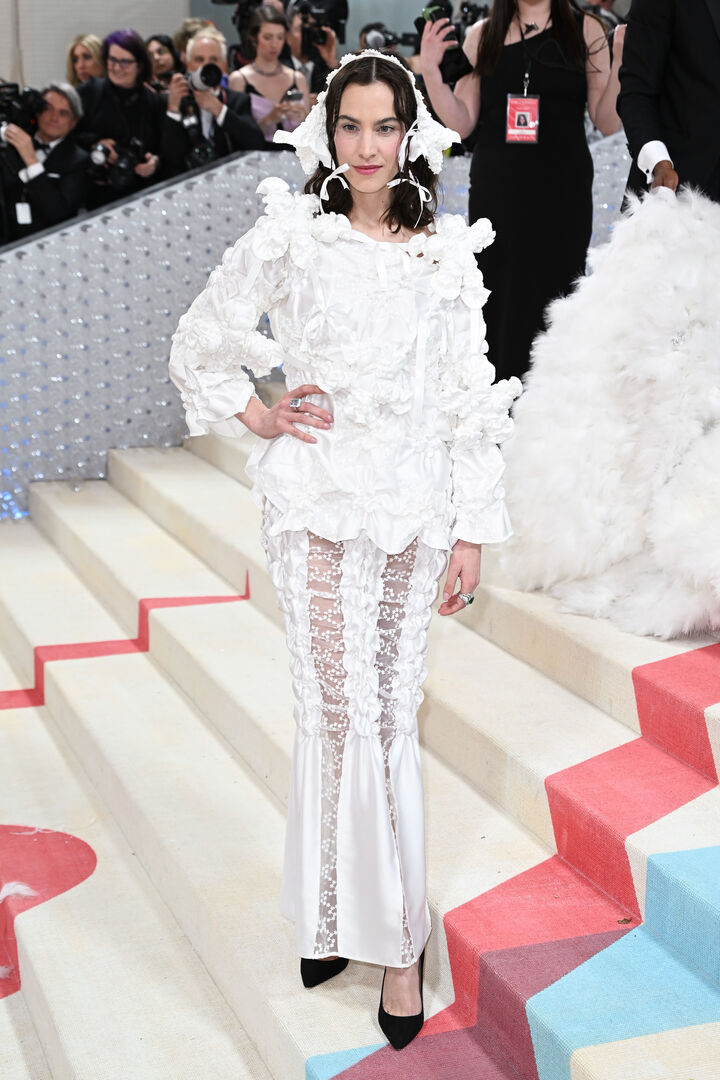 Alexa Chung in einem schneeweißen Look