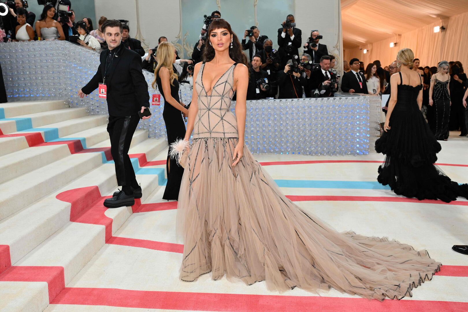 Emily Ratajkowski im Tüllkleid