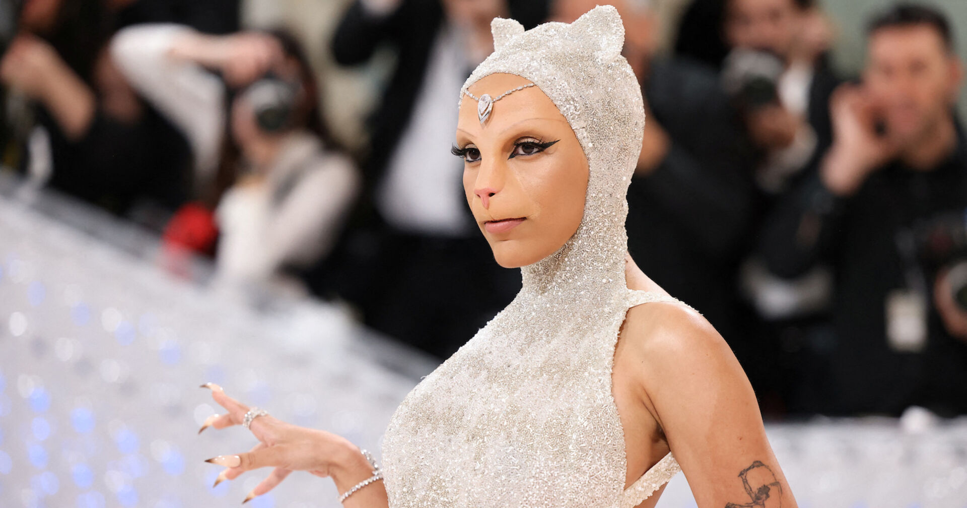 Doja Cat in ihrem silbernen Katzenkostüm.