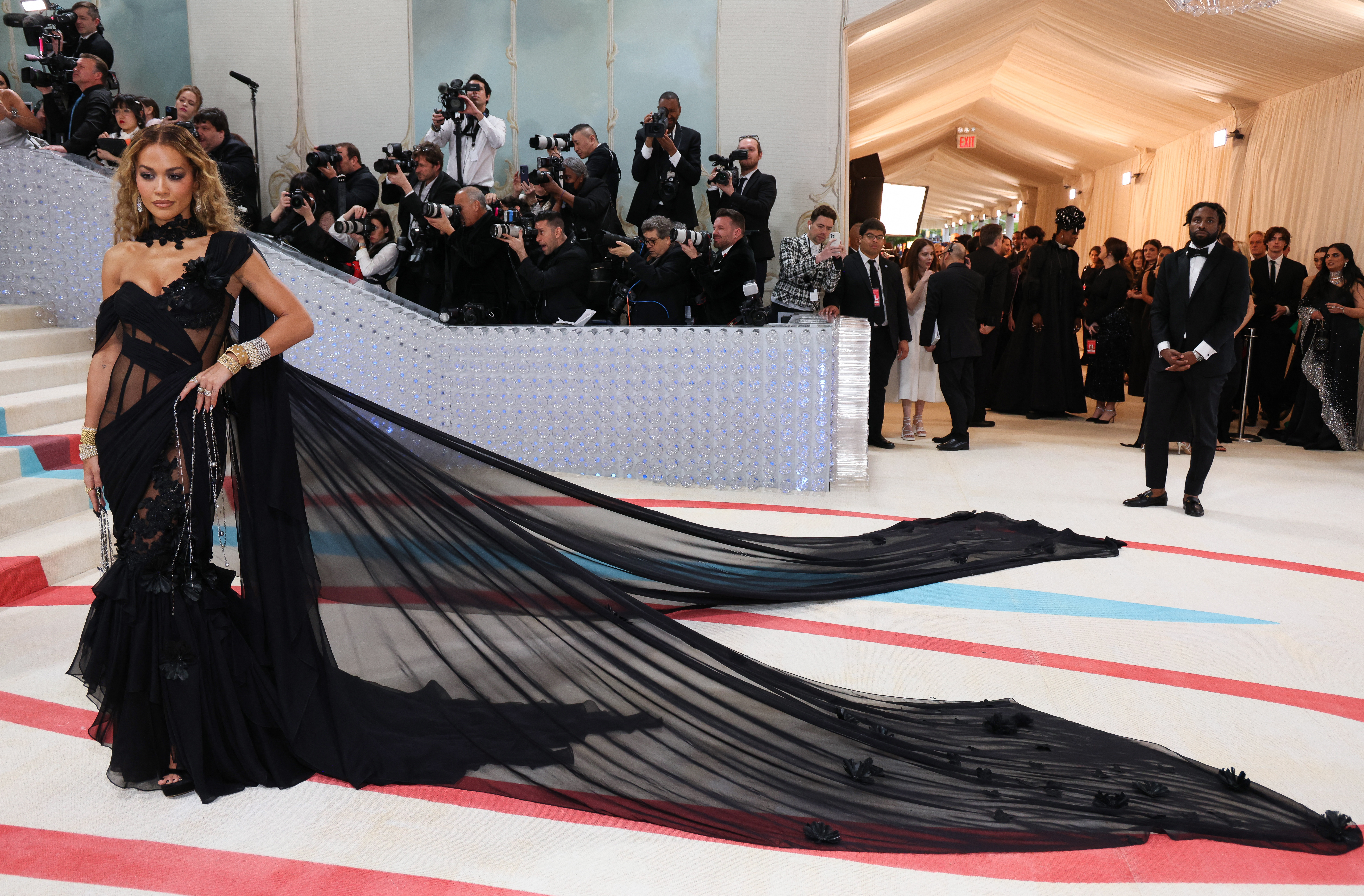 Rita Oa im schwarzen Look