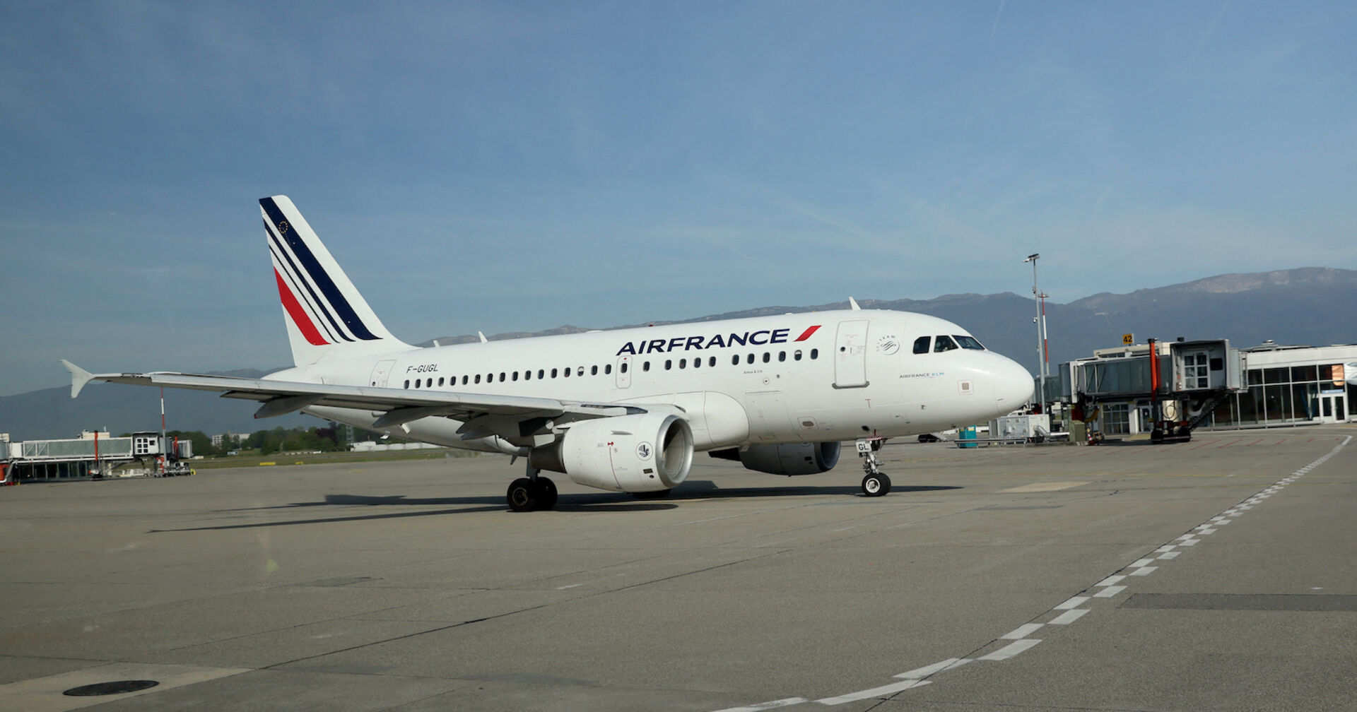 Ein Flugzeug der Air France am Flughafen.