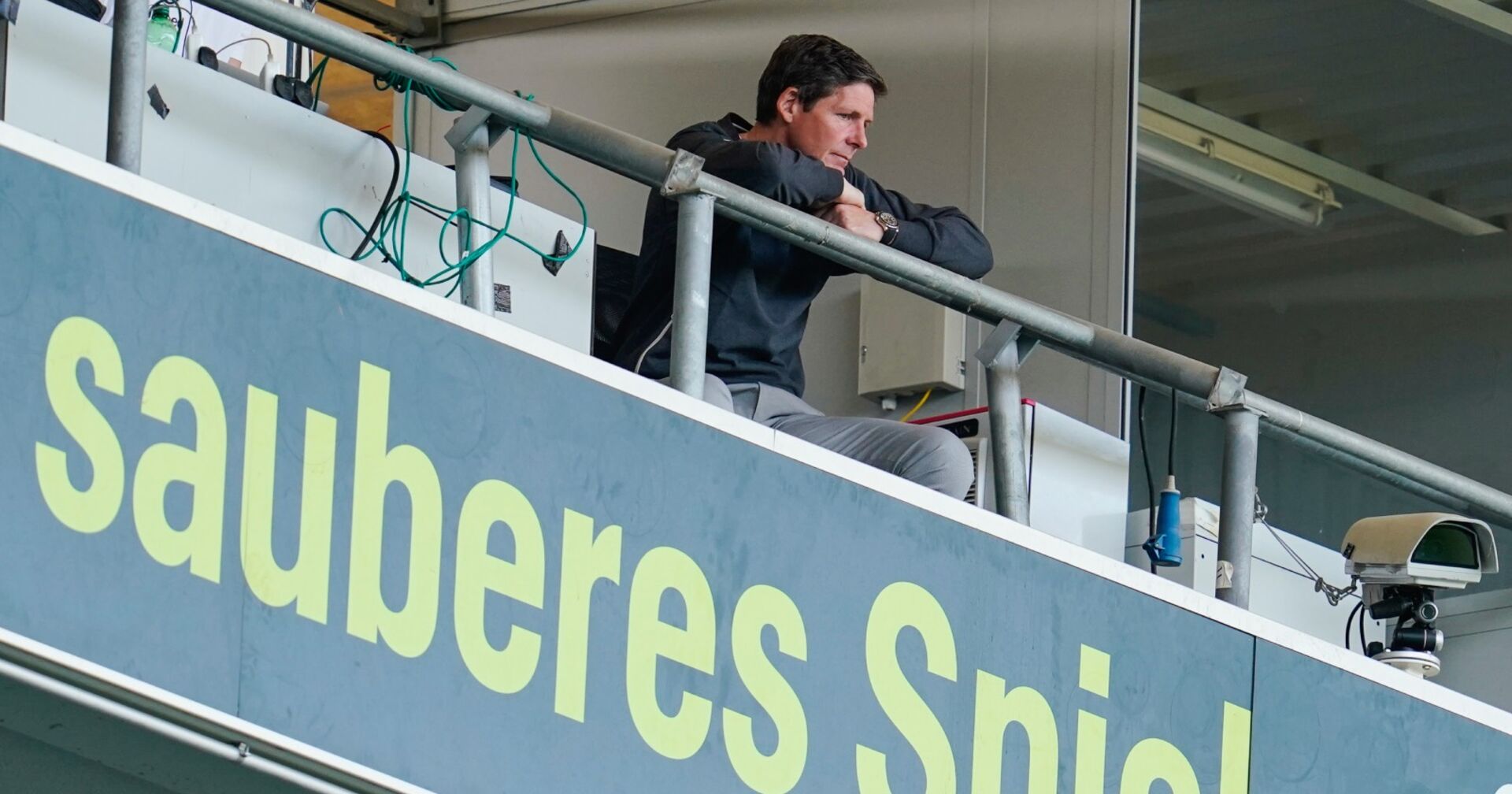 Oliver Glasner sitzt alleine auf der Tribüne des Hoffenheim-Stadions