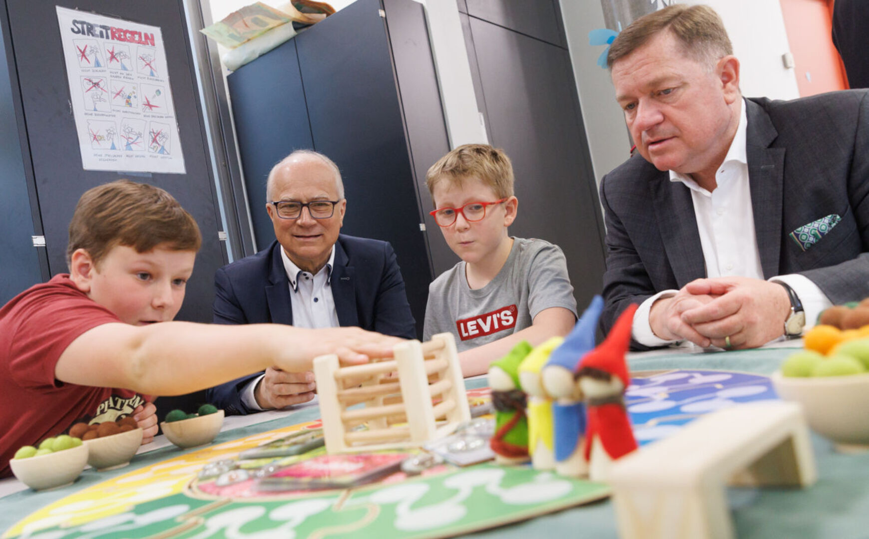 Landesrat Werner Amon (r.) und Landesrat Hans Seitinger mit zwei Schülern der VS Graz-Engelsdorf.