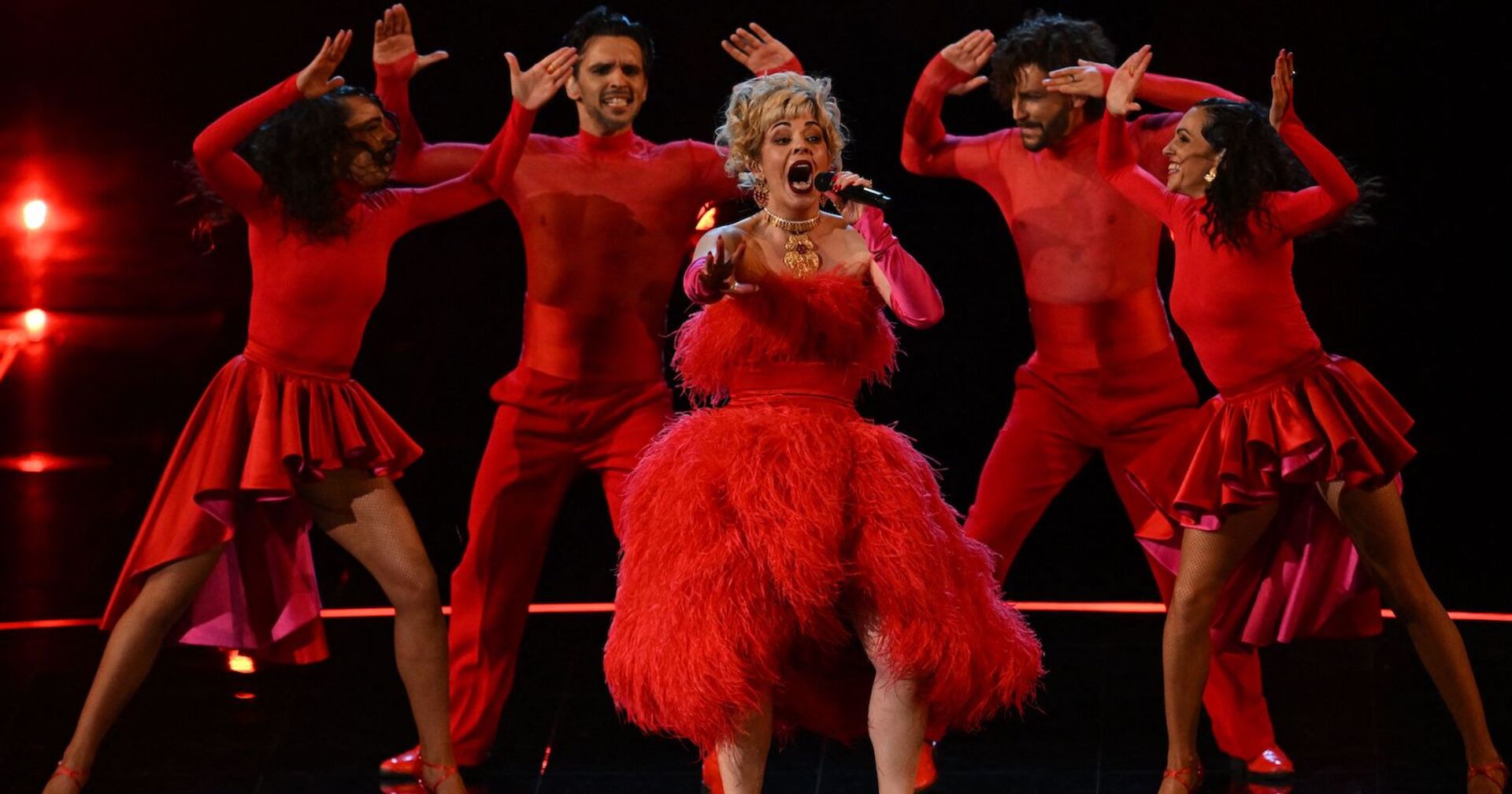 Sängerin und Tänzer in roten Outfits | Credit: PAUL ELLIS / AFP / picturedesk.com