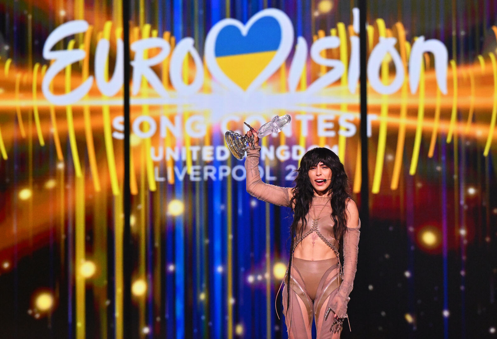 Loreen bei ihrem zweiten ESC-Sieg mit dem Pokal in der Hand